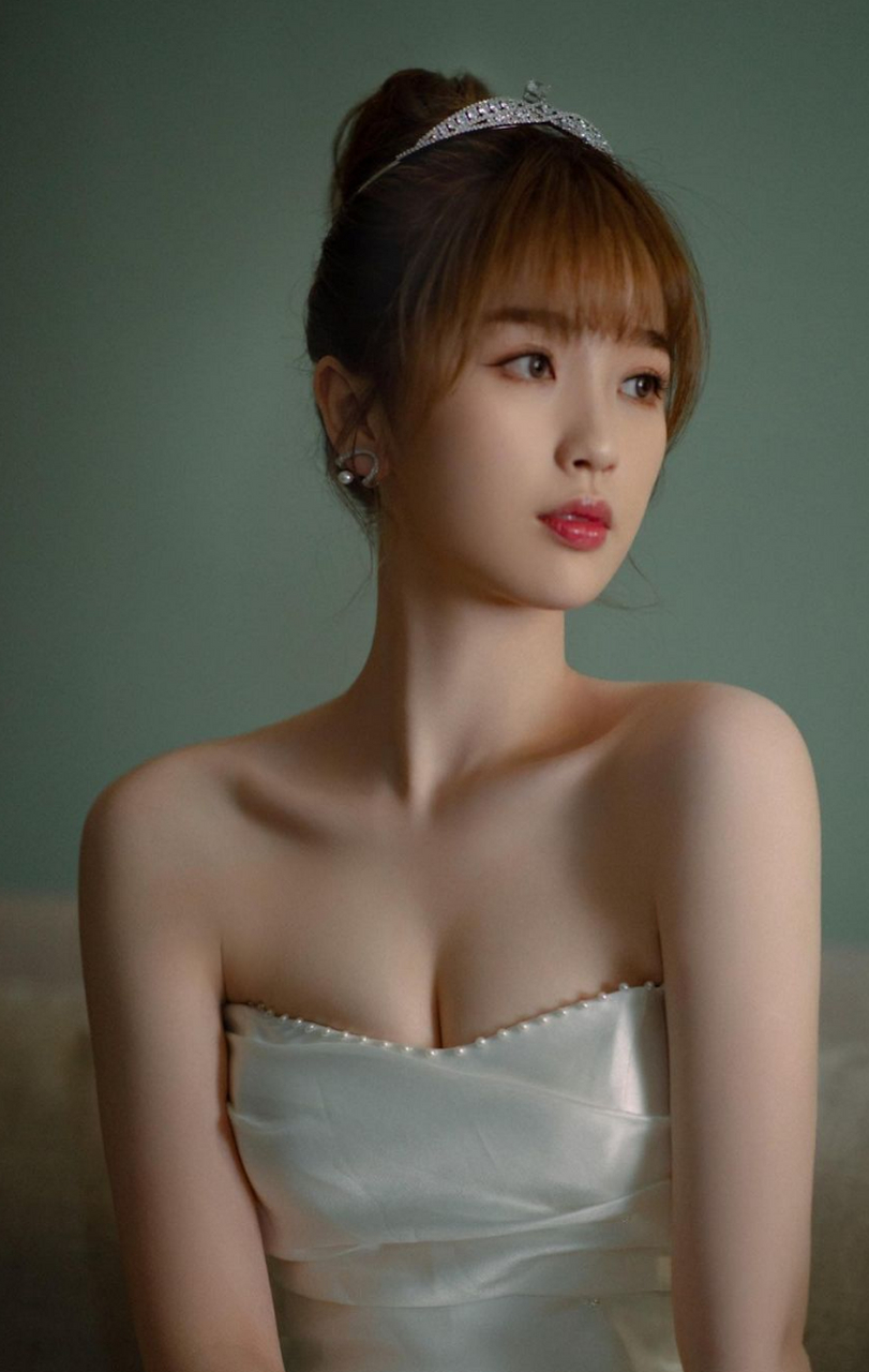 虞书欣# 白色珍珠镶边抹胸长裙,凸显女人味,我感觉都不像她了