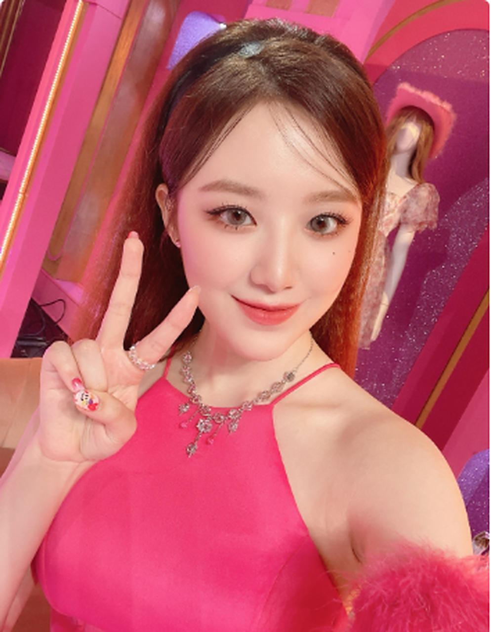 叶舒华最近在社交媒体上分享了一组随拍照片,身穿粉色挂脖绸面裙,展现