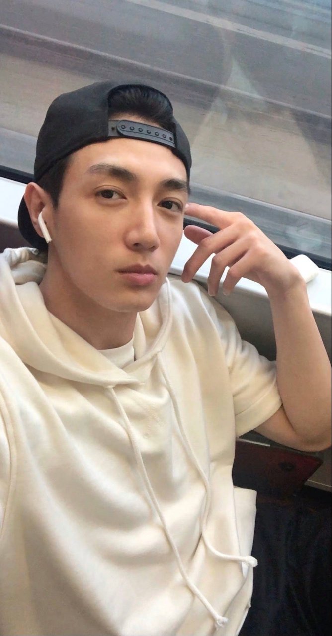 网友爆料萧亚轩前男友黄皓在加拿大和邻居闪婚了,附上女主头像.