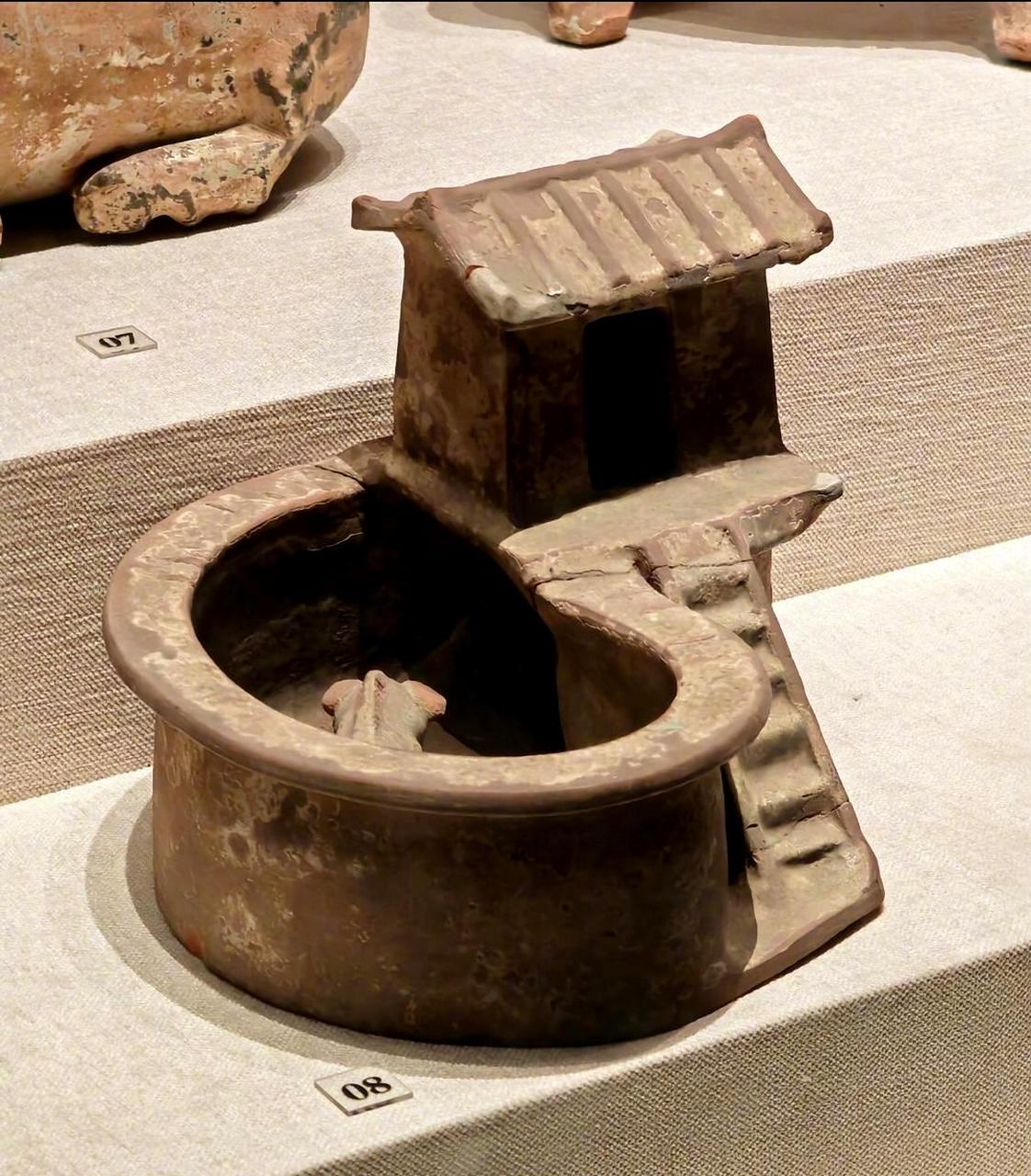 上厕所的来历是因为猪圈下面建了厕所.