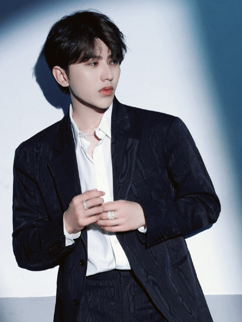 蔡徐坤是懂西服穿搭的 穿上西装的坤坤造型变得沉稳很多 既能打造出