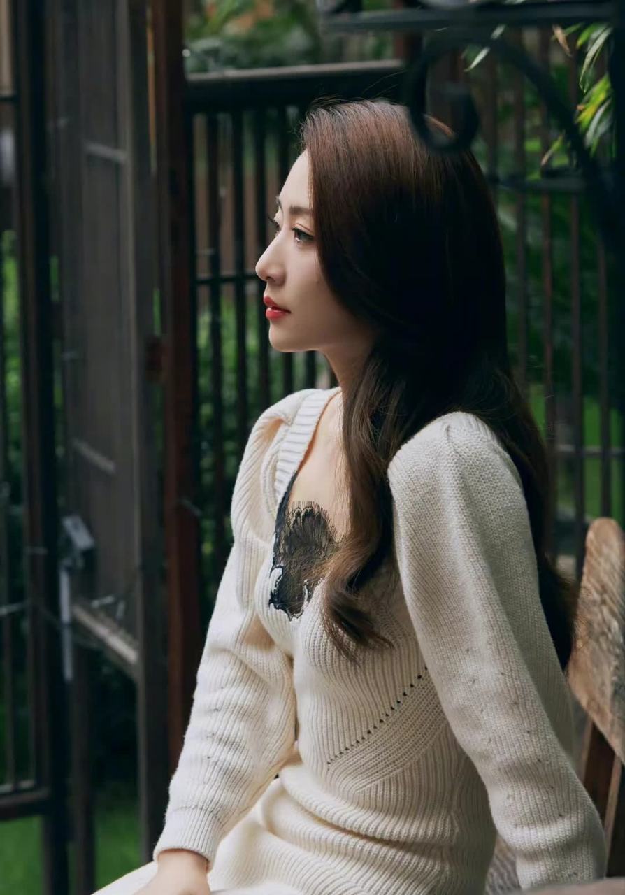 白冰,气质优雅,身材曼妙,依然那么美丽.[滑稽][三哈][坏笑]