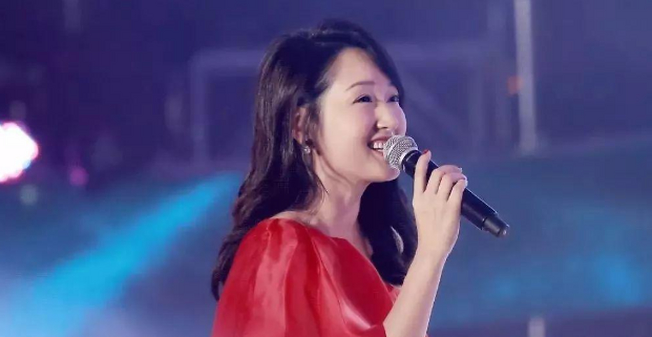 杨钰莹现身商演,身材走样小腹隆起像怀孕,精修图和生图判若两人