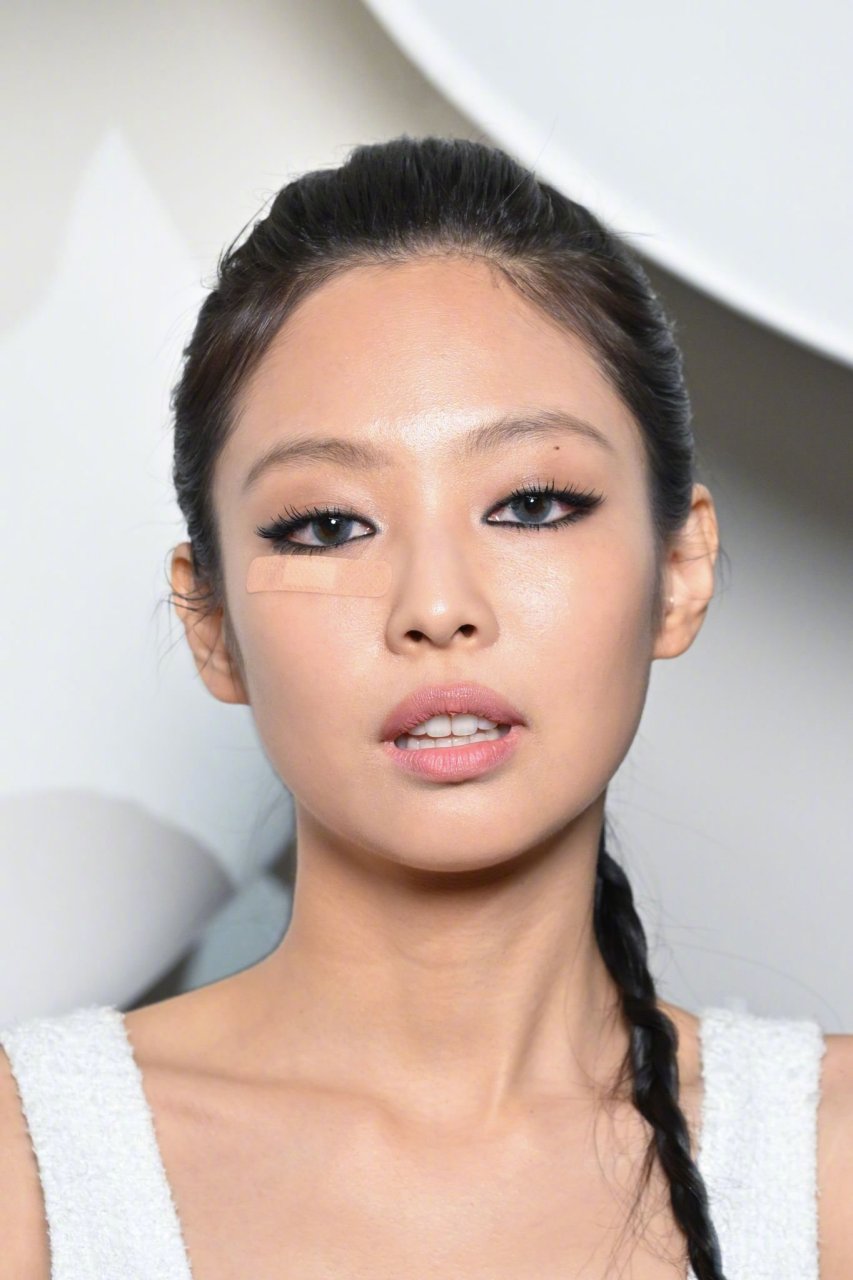 chanel女孩来了,jennie烟熏妆容搭配长辫摩登干练,怼脸生图状态也超赞