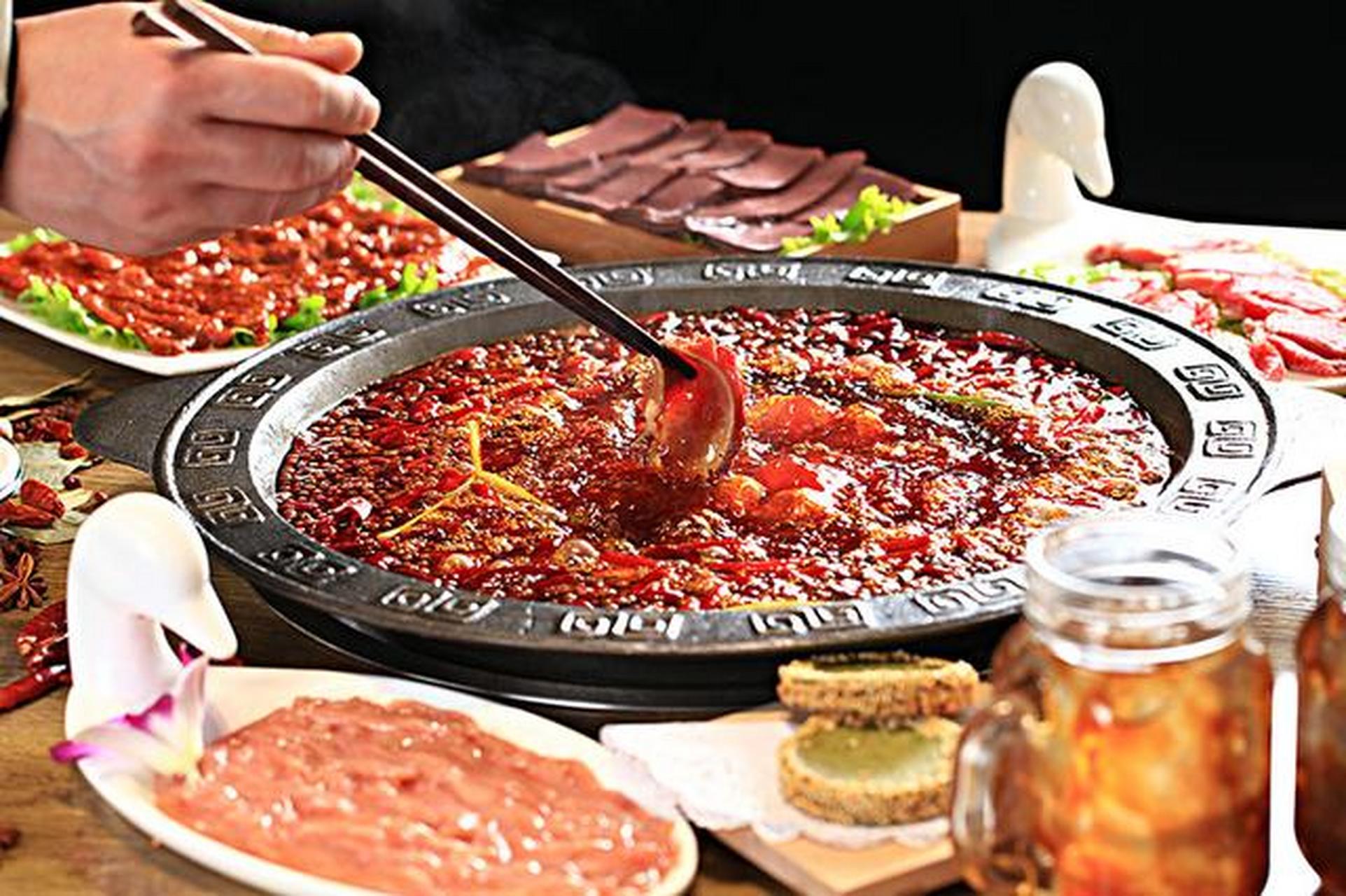传统饮食之一,来到重庆必然要吃重庆火锅,重庆火锅作为重庆的文化符号