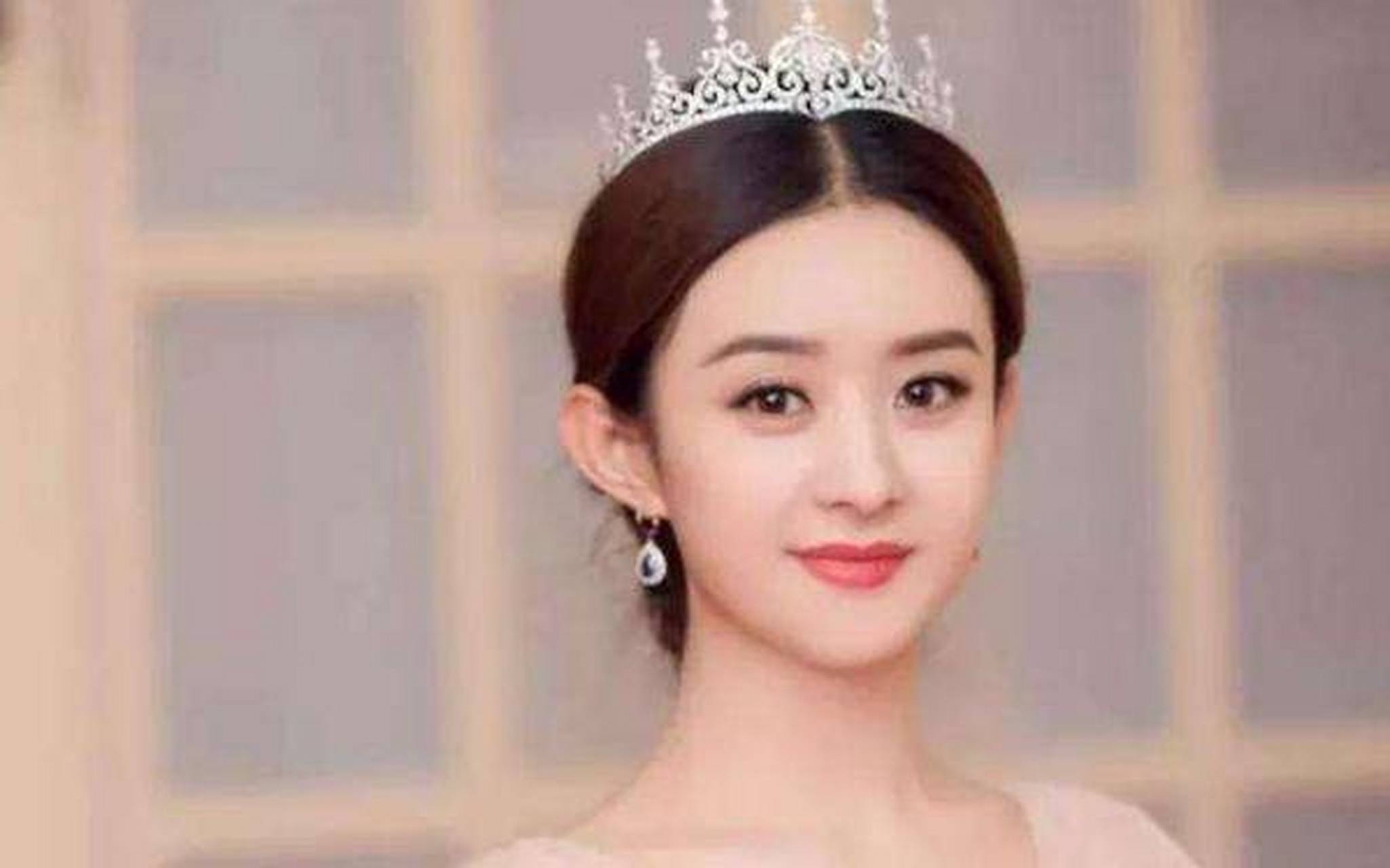 被称为"国民甜心","收视小主",实力与人气兼备,有一张娃娃脸