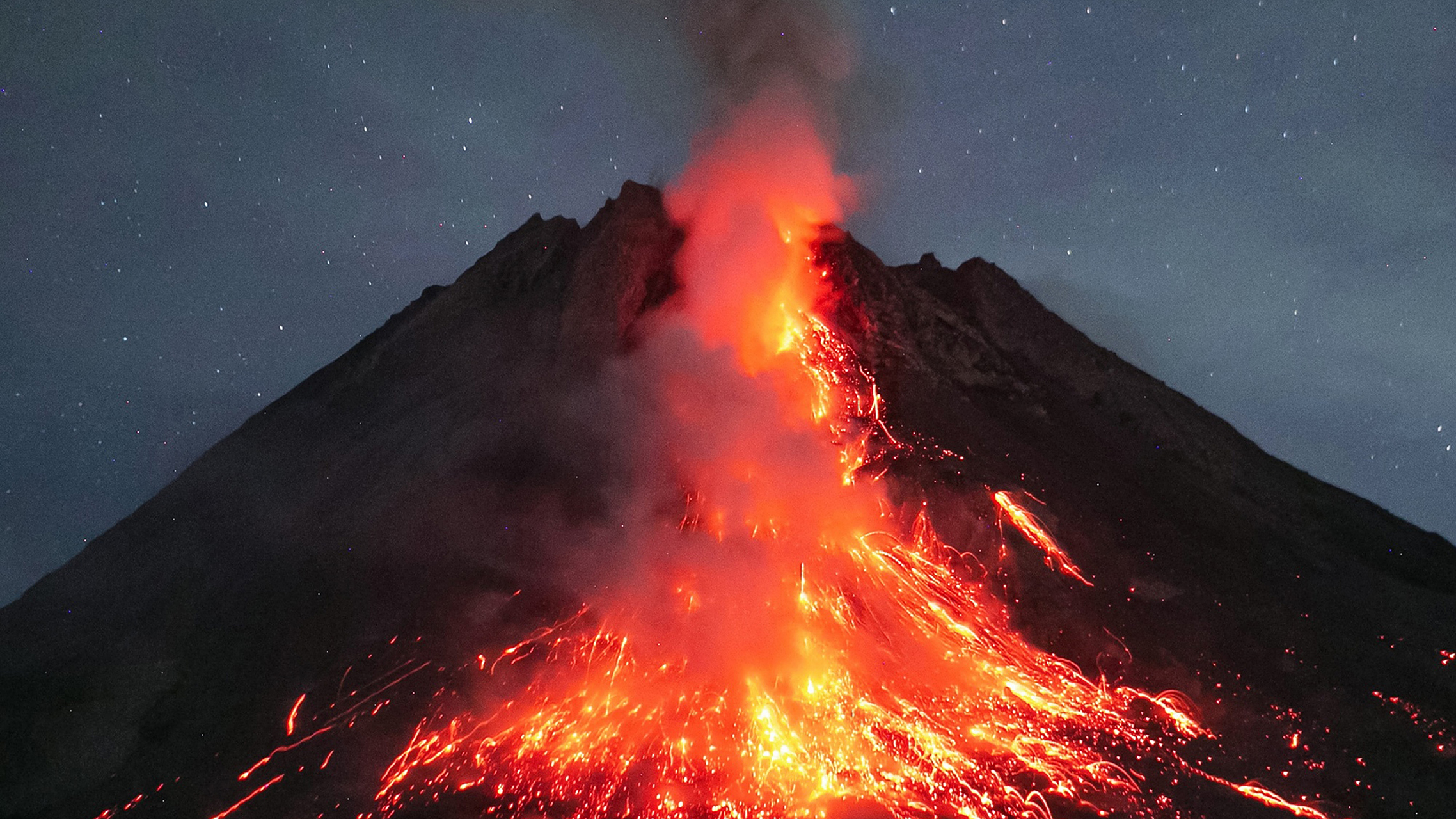 危机感淡漠:默拉皮火山喷发威胁生命,印尼民众照常活动  自5月23日起