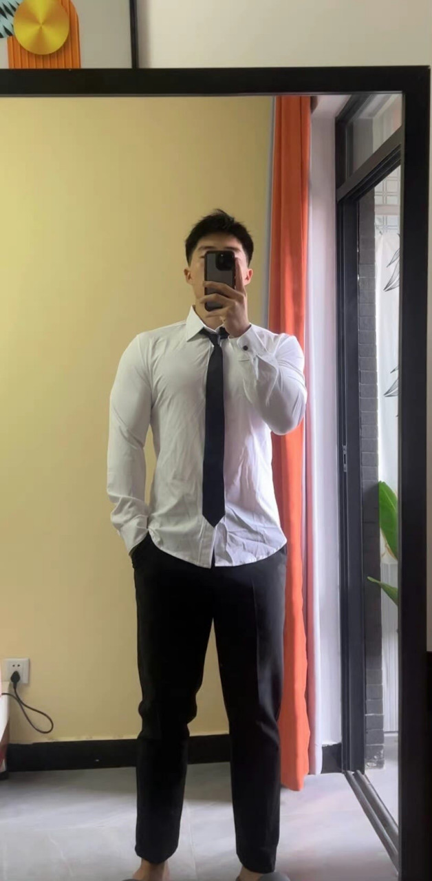 肌肉型男# #你的帅哥肌肉男友# #正装男# #健身# 英俊潇洒,男人味实