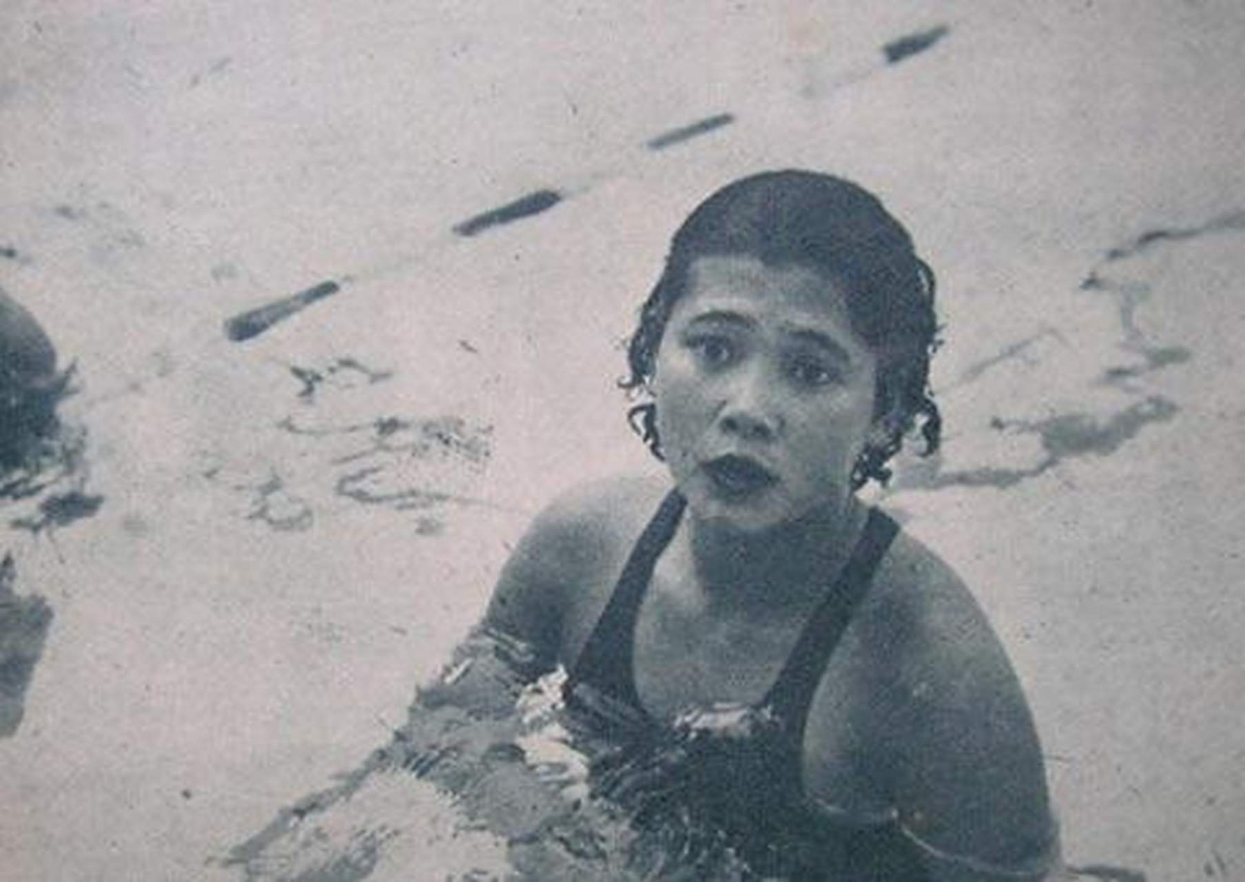 图中人物是民国时期的游泳皇后杨秀琼,在保守且封建主义盛行的民国,她