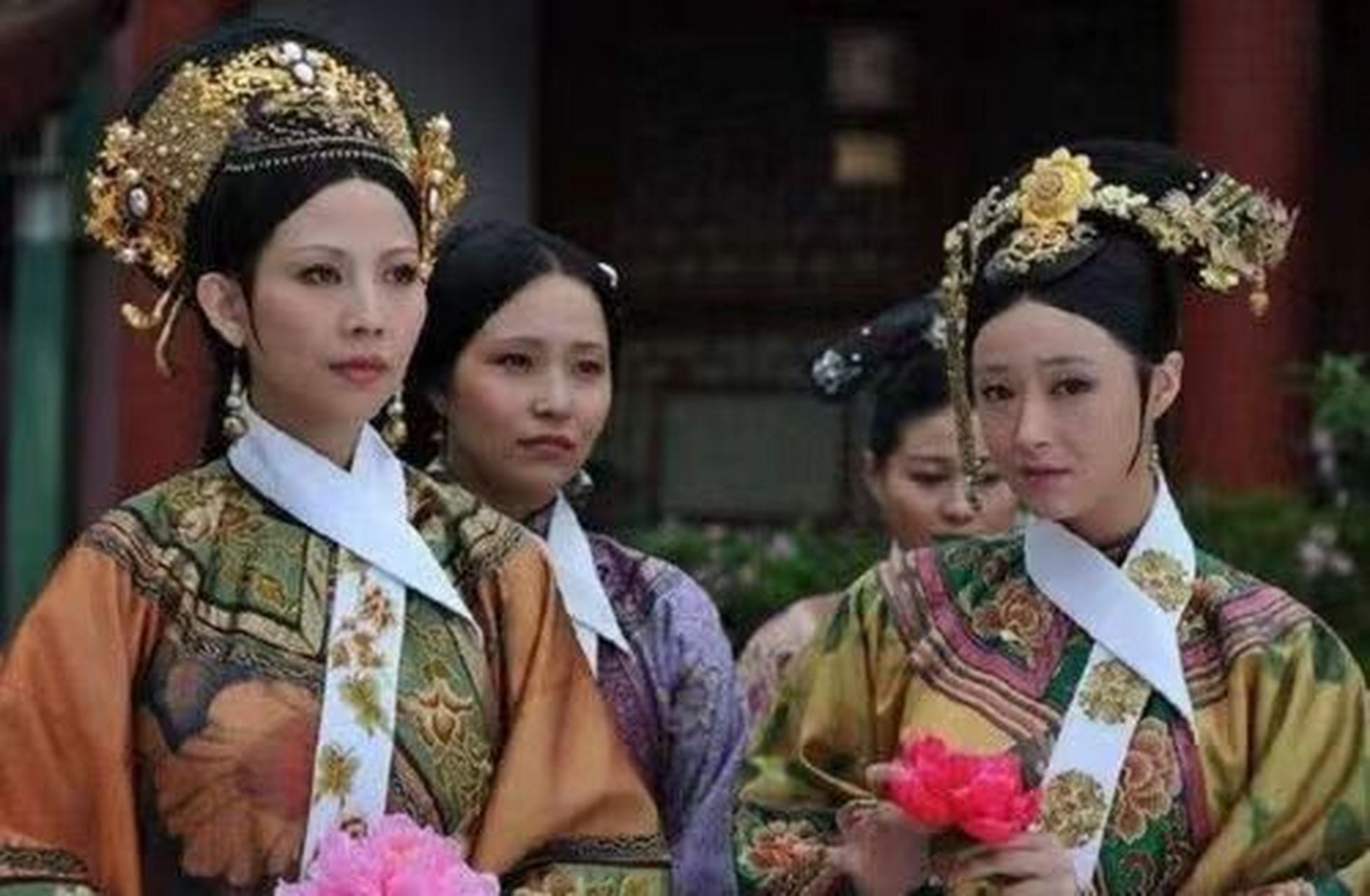 清朝妃子的脖子上都会挂着一块"白布条",很多人调侃说这是口水巾.