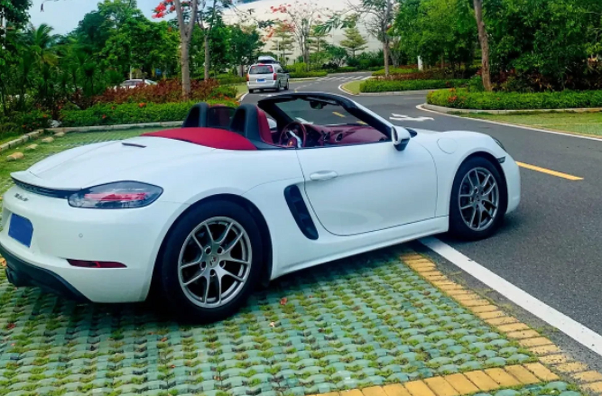 白色保时捷718两座敞篷车 敞篷跑车的阵阵声浪让人肾上腺素飙升,流线