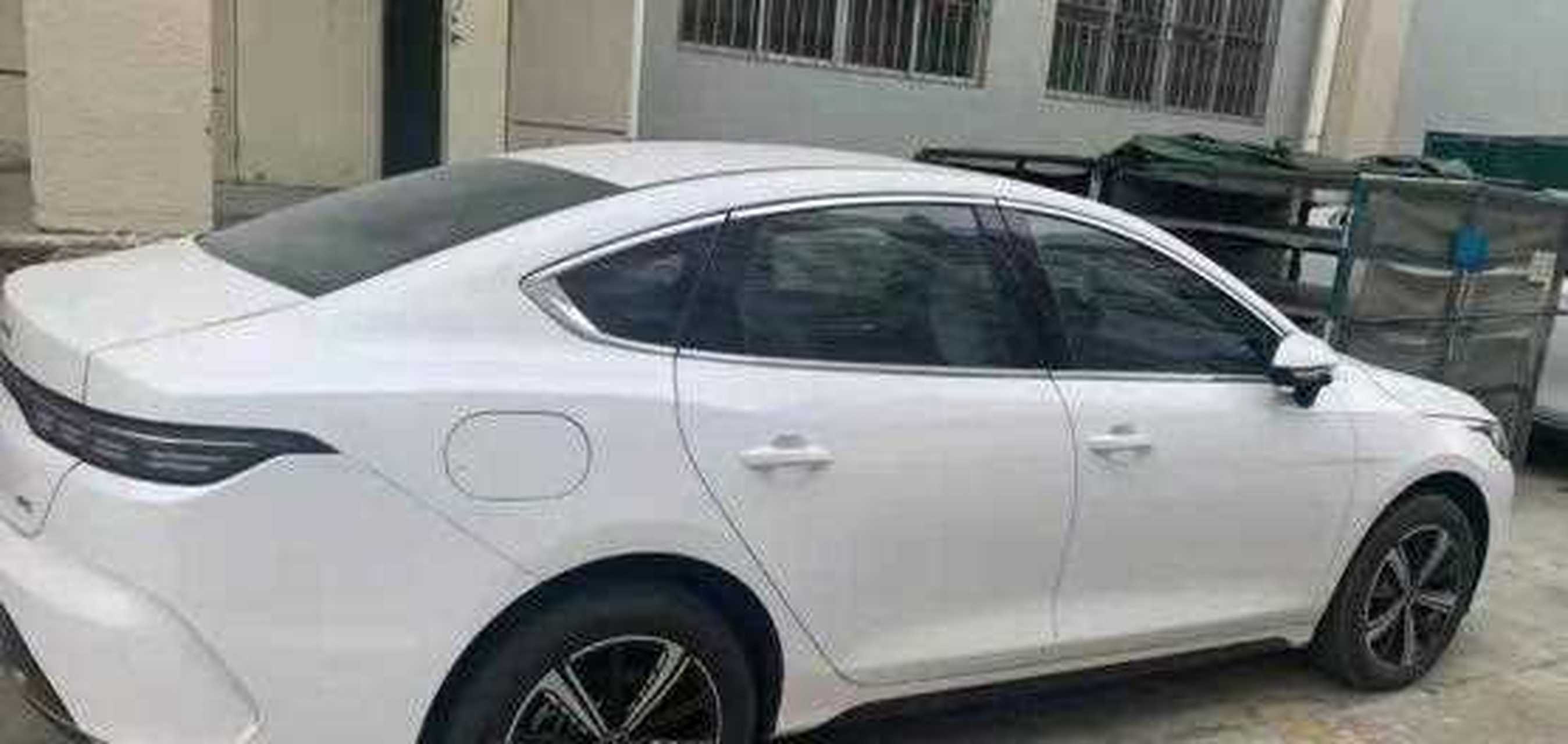 据悉,网友拍到比亚迪f5超级混动实车,真是有点震撼,目前比亚迪新车的