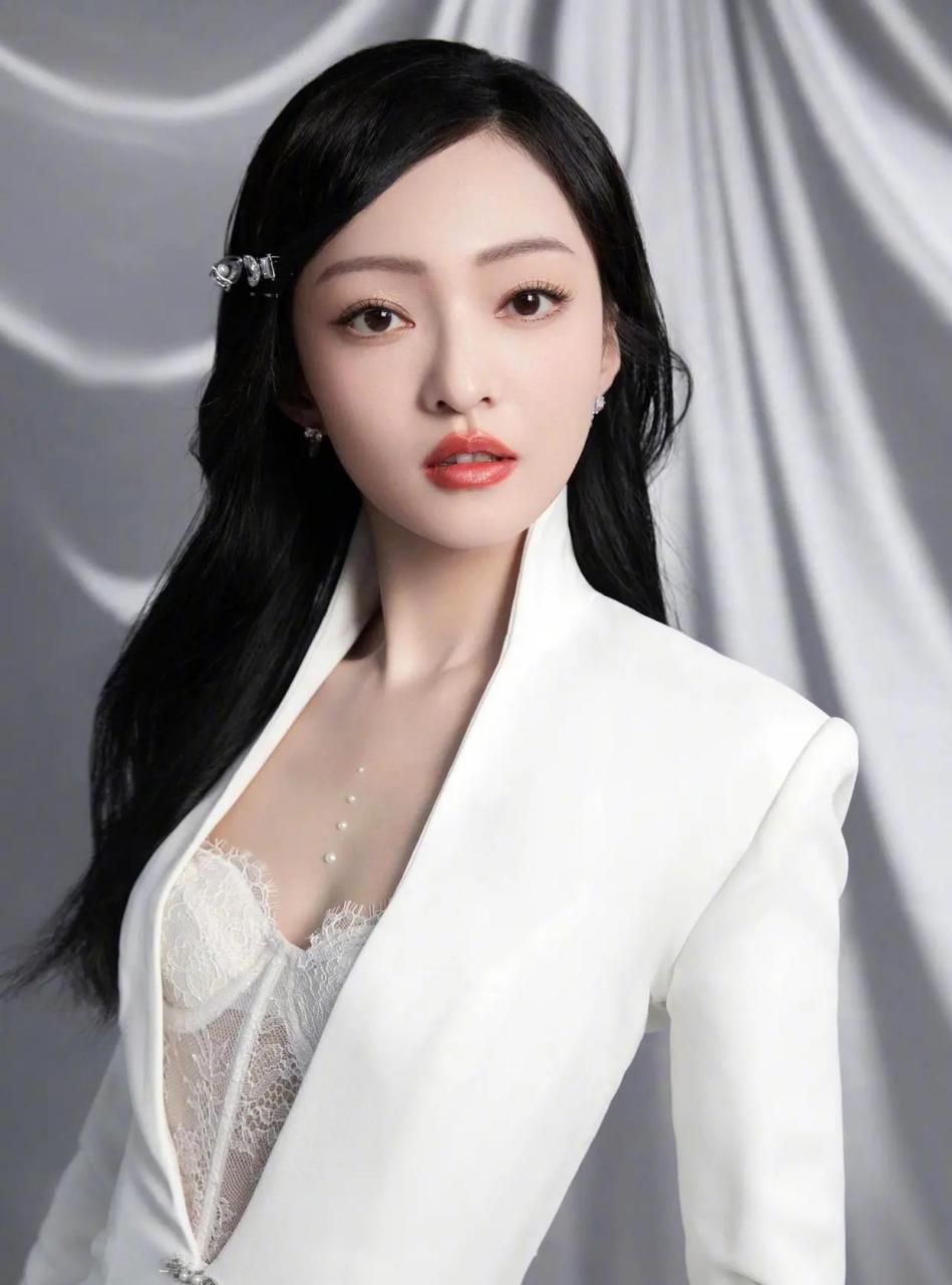 张韶涵这种写真太漂亮了,清新中透出一丝小性感.