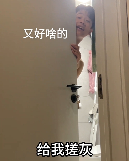 13岁的儿子洗澡,让妈妈帮忙搓灰,妈妈不同意,儿子一直撒娇,还说我身上
