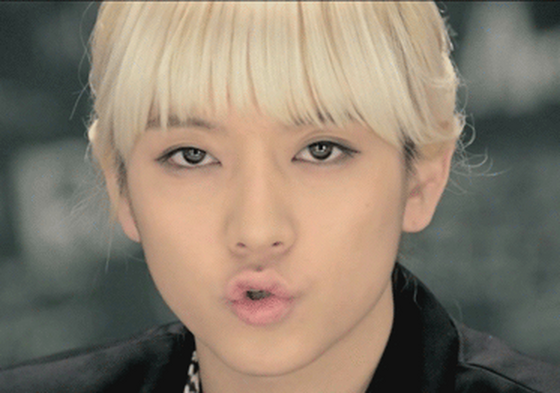 崔珉起性恪四次元,爱抽风,怀着成为歌手的愿望,独自从釜山到首尔参加