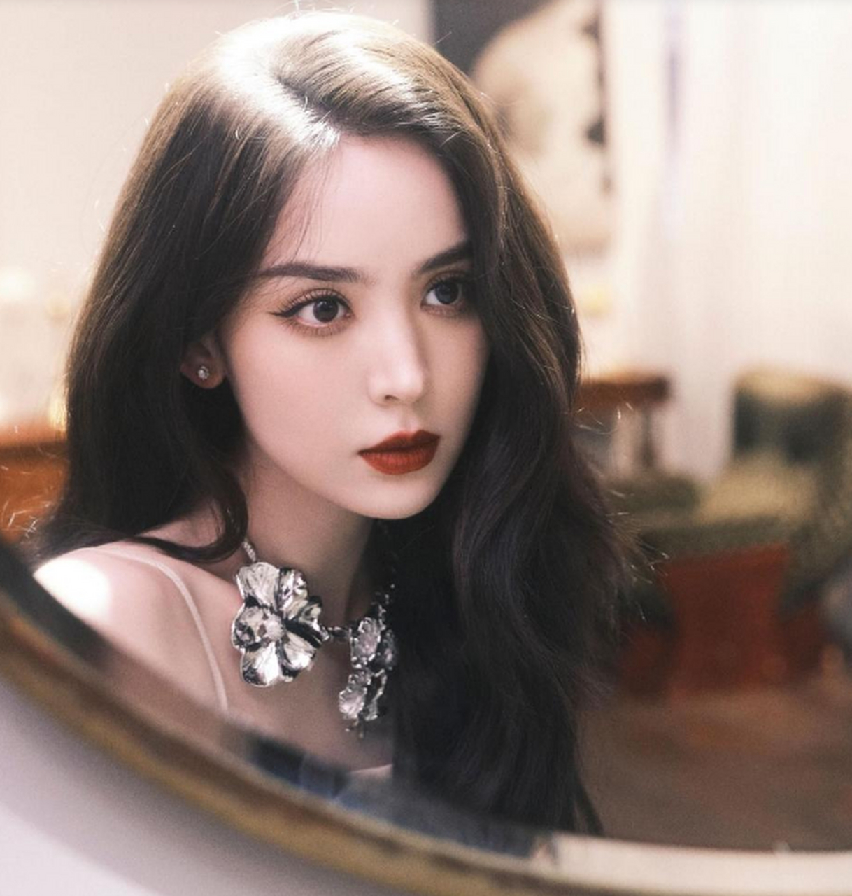 古力娜扎工作室发布写真照,身穿墨色吊带长裙,凸显好身材,女人味十足.