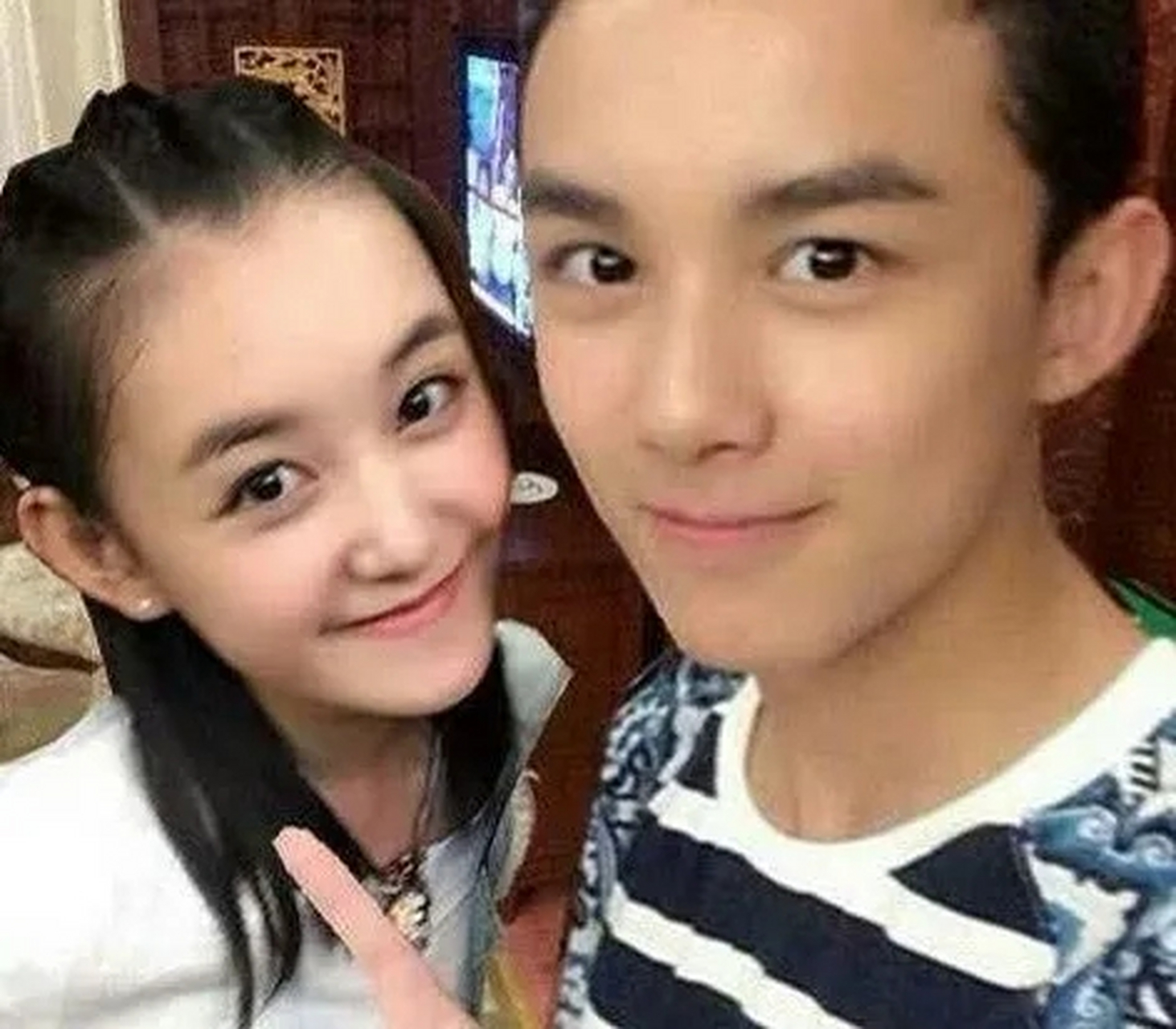 当年,13岁的吴磊对11岁的蒋依依说:"等会我是真的亲你哦,你要做好心理