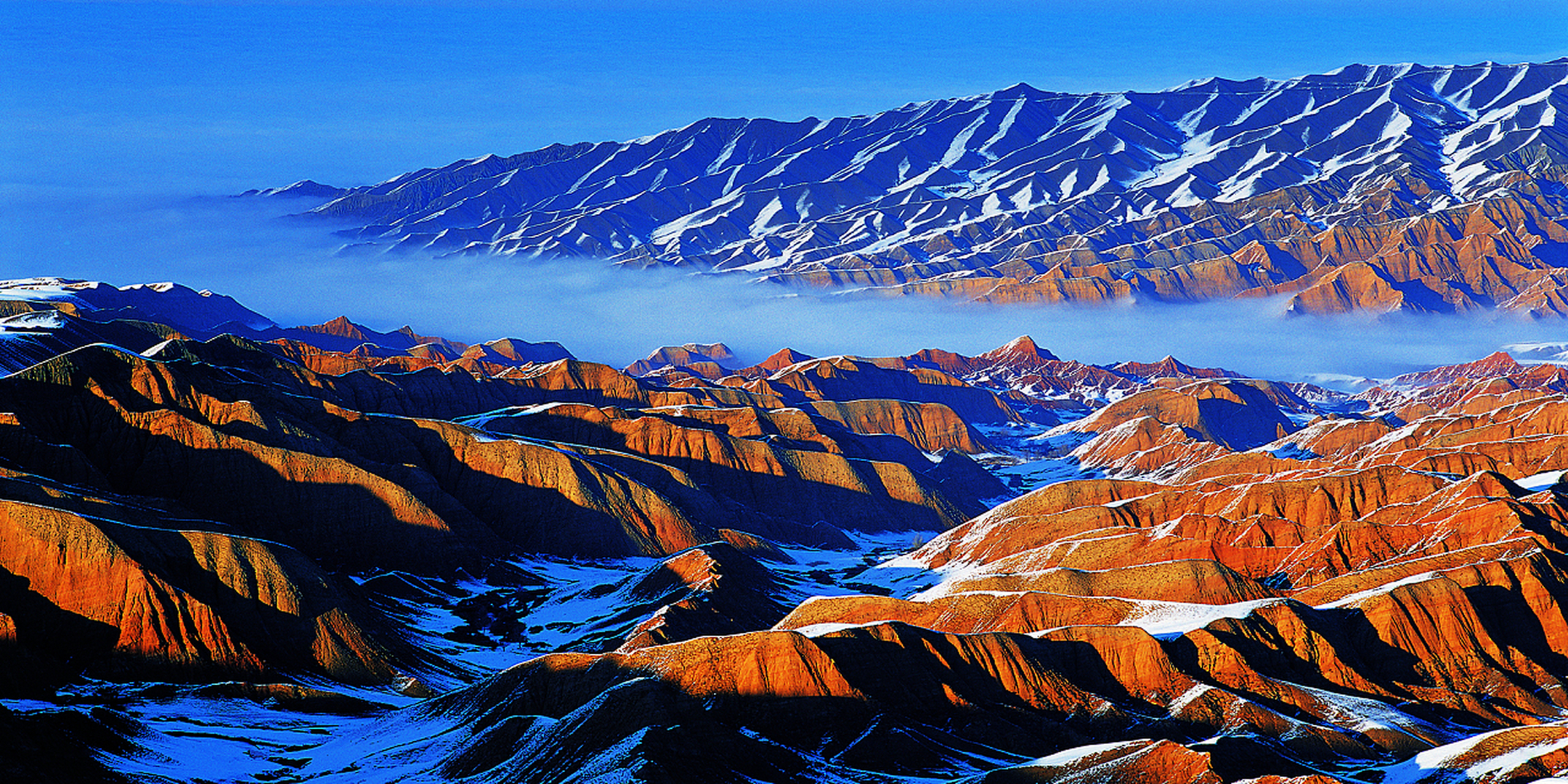 海拔高达4448米,终年积雪,是新疆最美的山脉之一