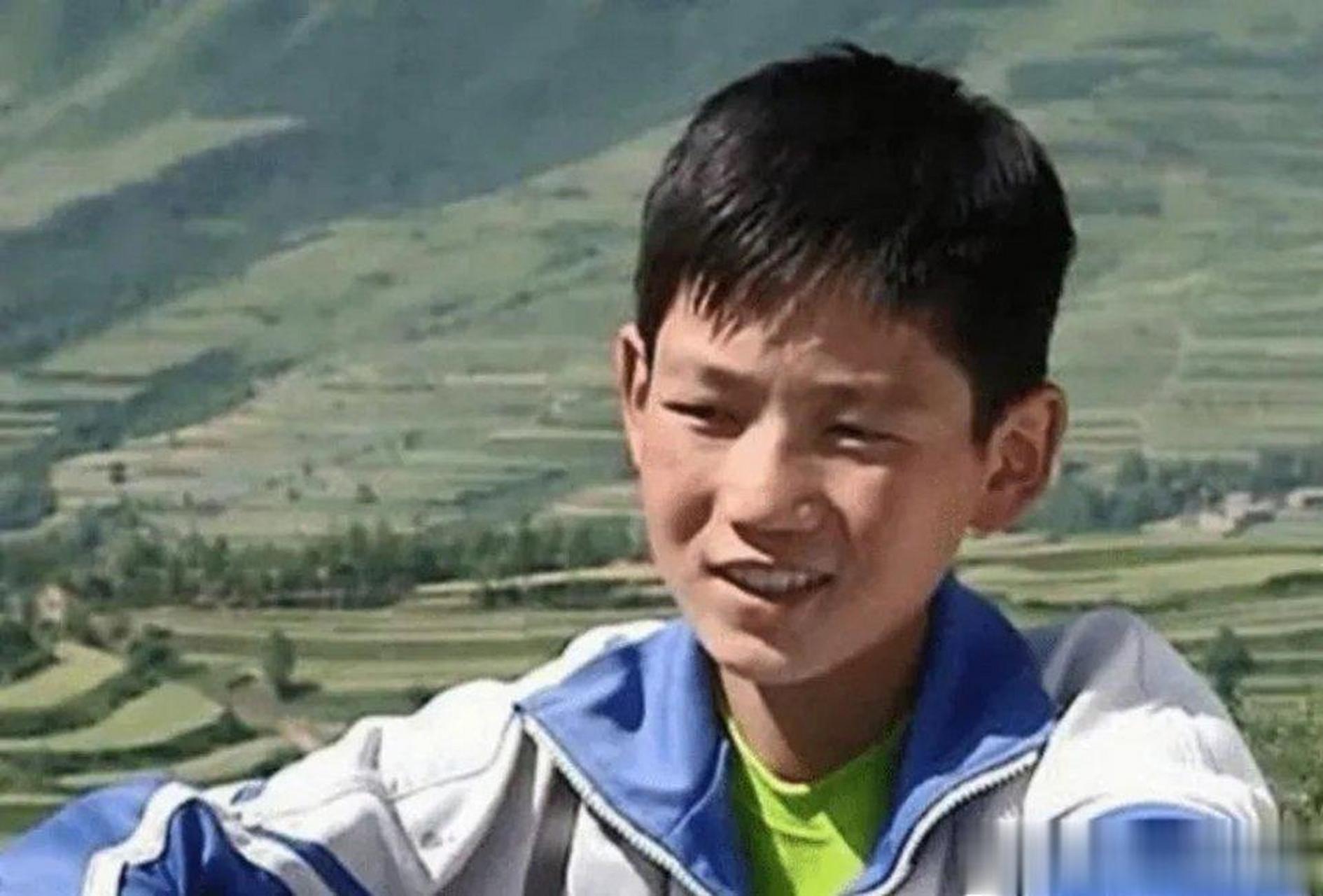 高占喜的家在青海省远近闻名的贫困县"民和县",家庭成员有一个失明的