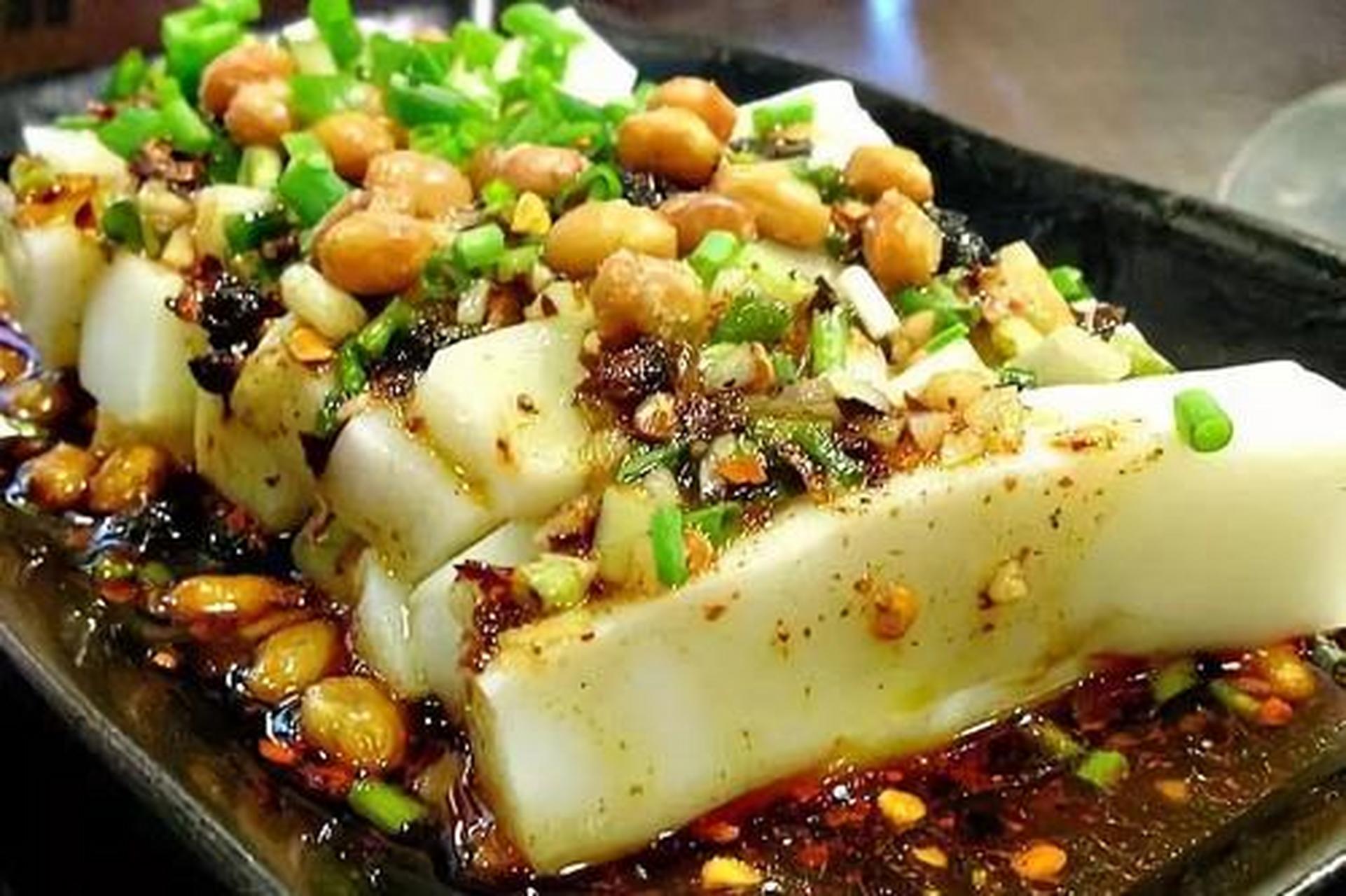 红油米豆腐,看了是不是以为这又是一道豆制品美食,这道美食是用大米磨