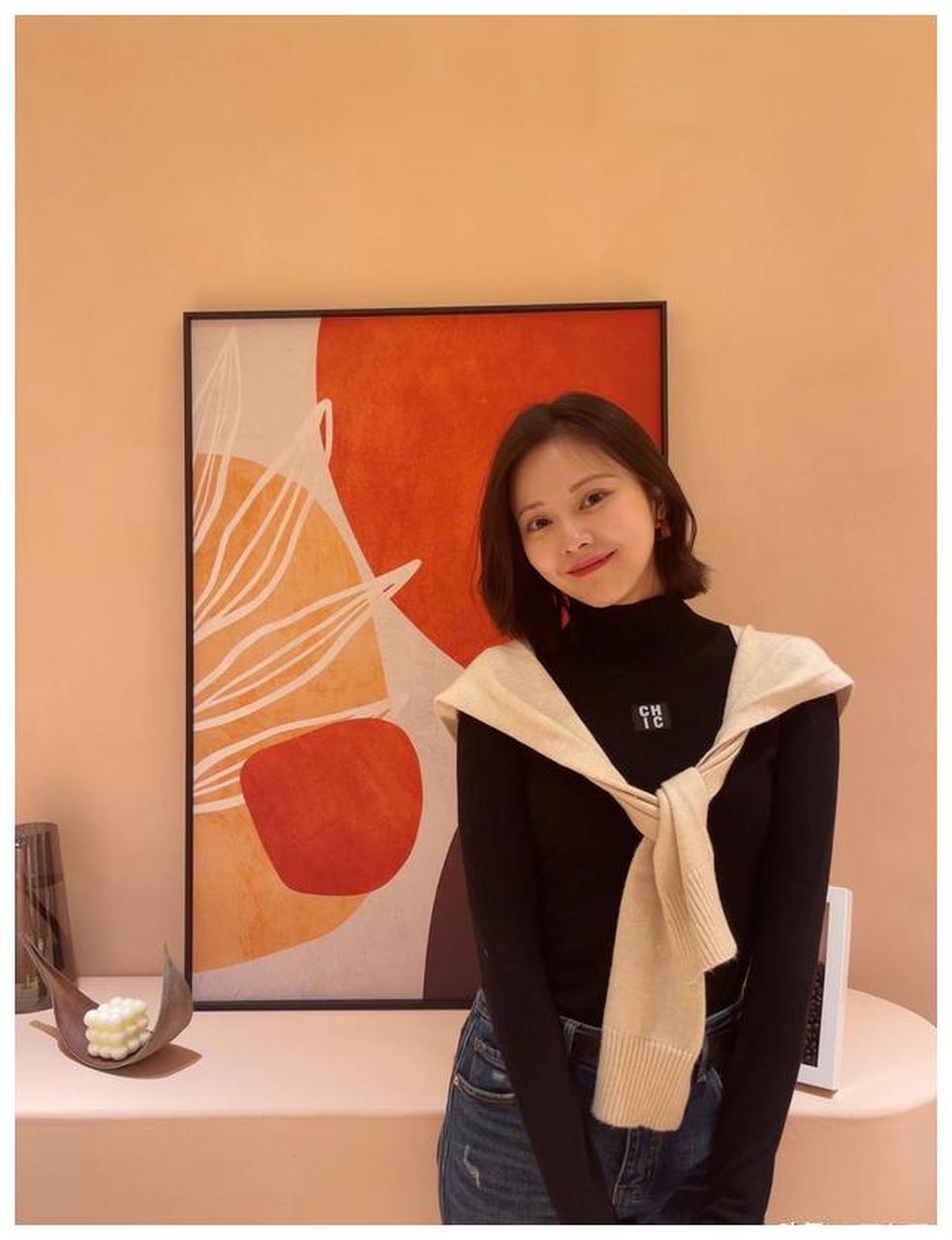 美女徐艺方迷人美照欣赏,好有气质