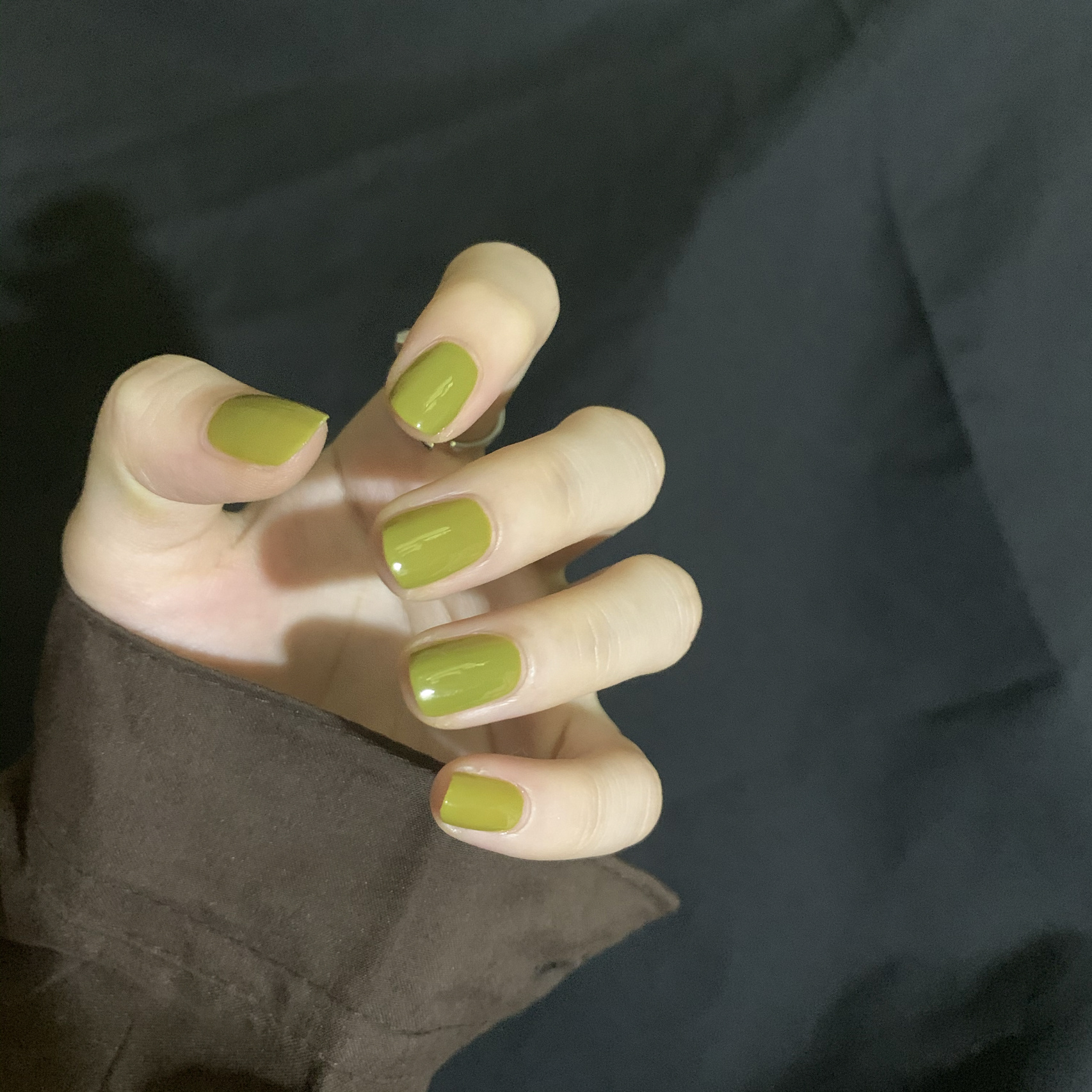 清醒时髦的芥末绿 带一点点的黄色调 低调不暗沉,好看养眼 这样的美甲