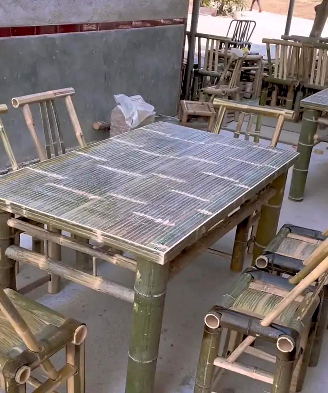 这位农村手艺人制作的竹凳和竹桌子真是一流,可惜现在已经很少有人能