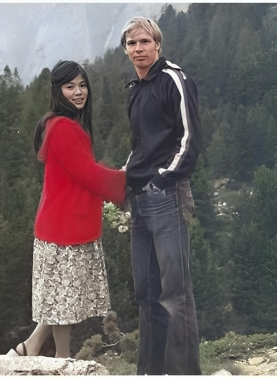 翁美玲在英国留学期间与荷兰男友合影.