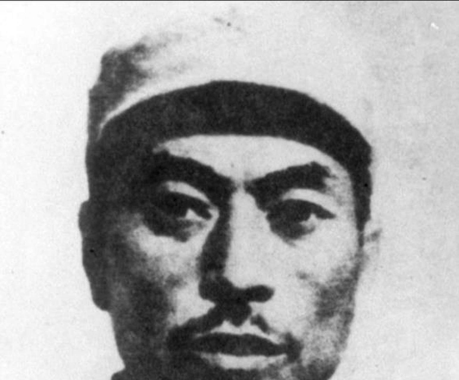 伪通化省警务厅厅长岸谷隆一郎看着眼前的这一具无头尸体愣住了,他