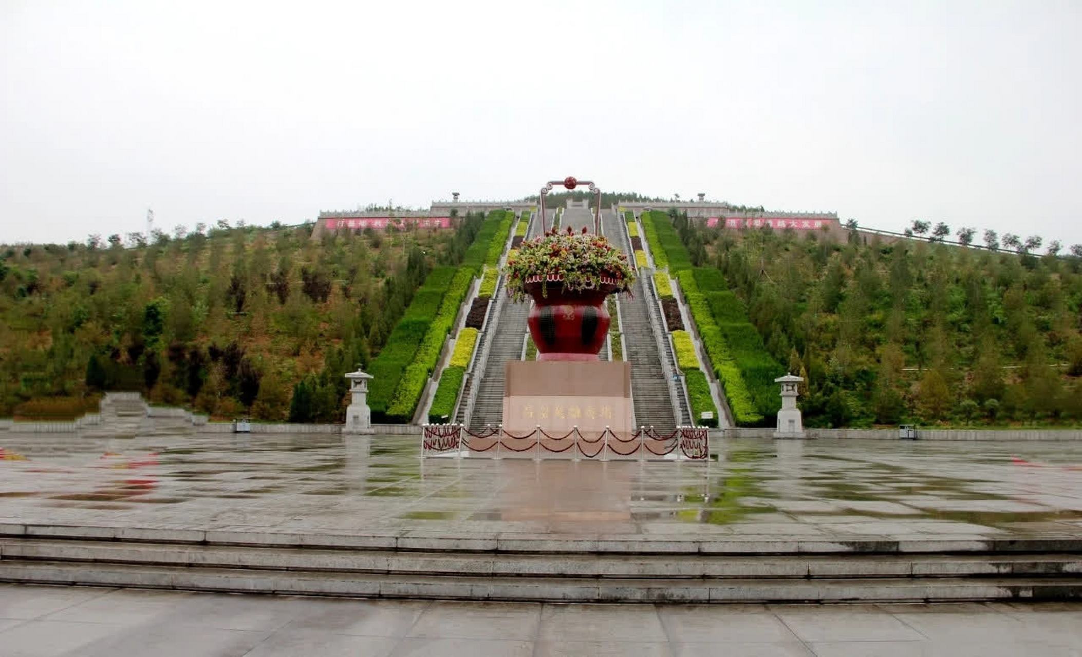 华老墓位于山西省交城县西北部的卦山,被当地人称为"华陵".