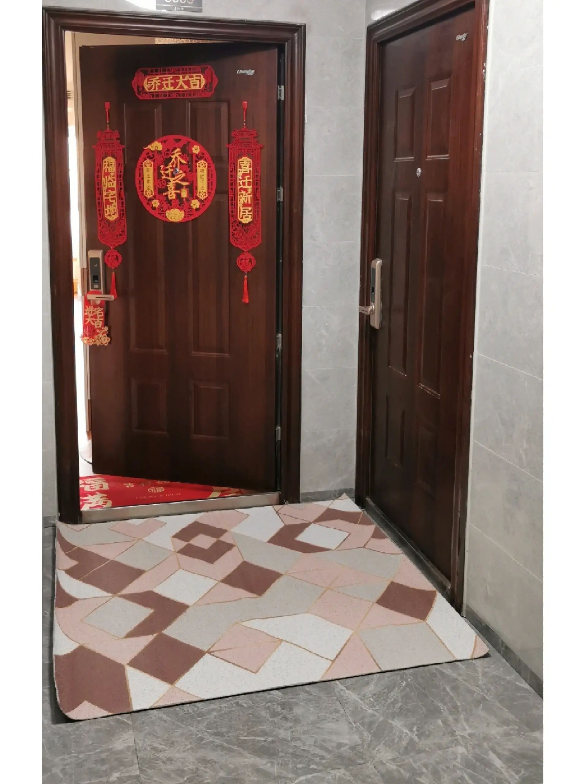 家门口门开着儿女住对门图片入户门紧挨着邻居入户门进户门不垂直照片