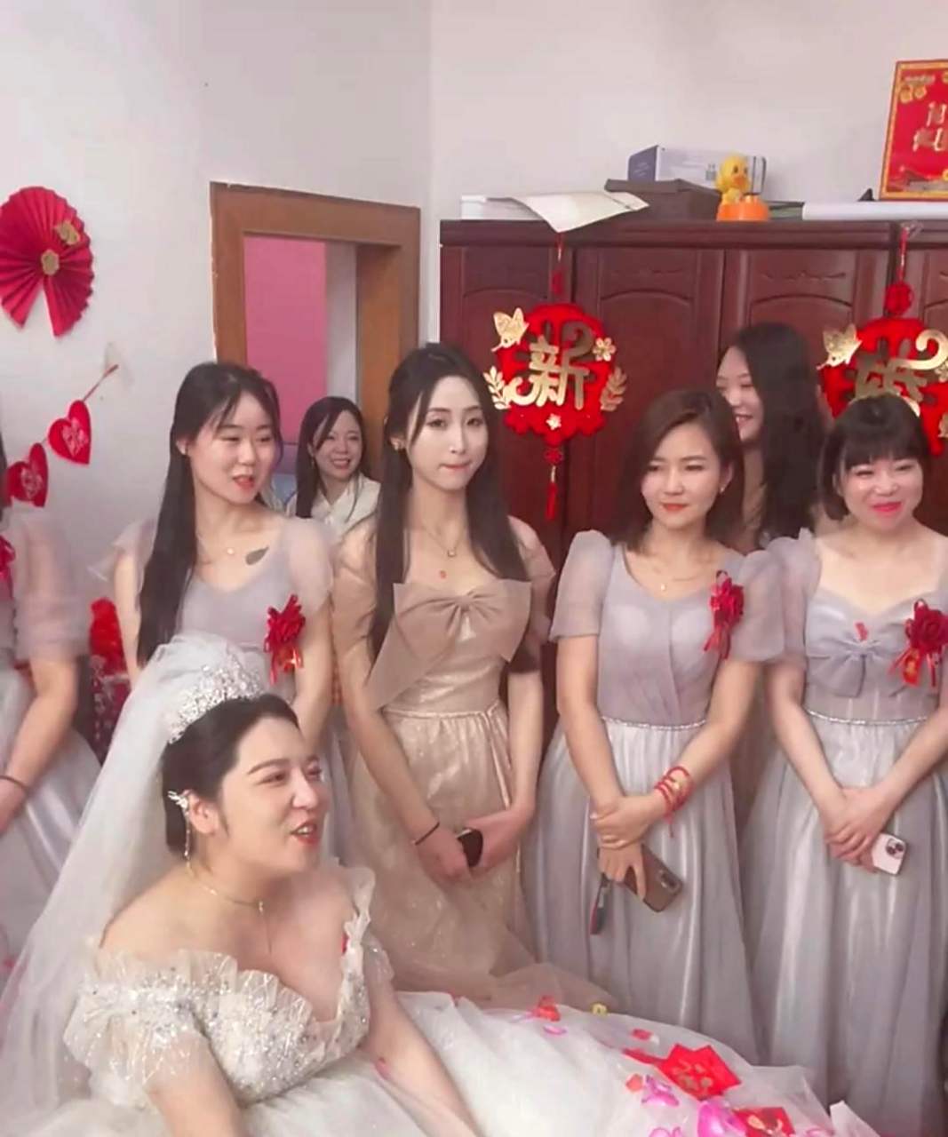 新娘的好姐妹们真是太棒了,她们长得漂亮,身材也不错,吸引了很多人的