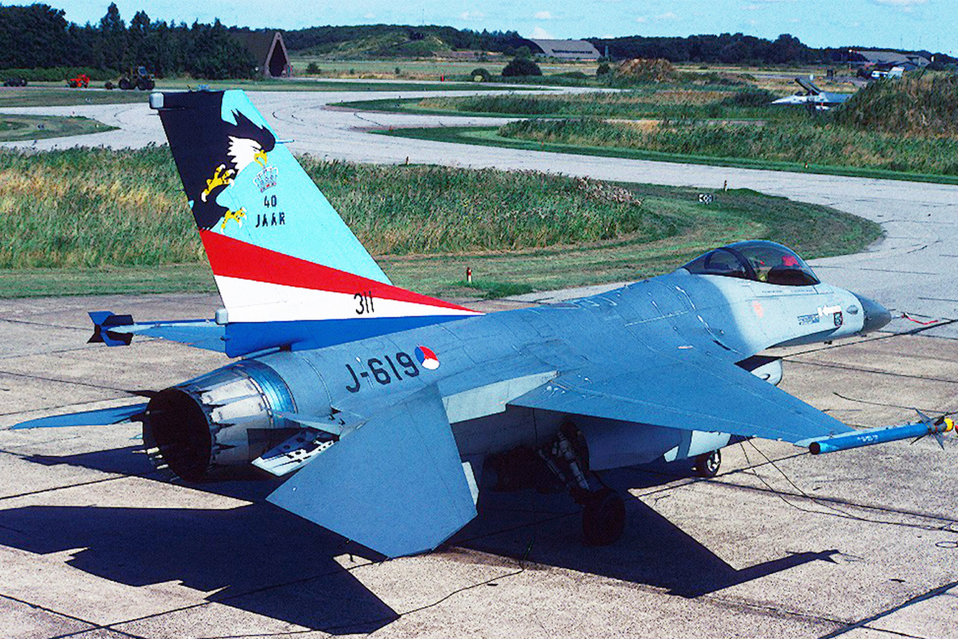 荷兰空军装备的f-16战斗机,这批战斗机主要是f-16am和f-16bm战斗机