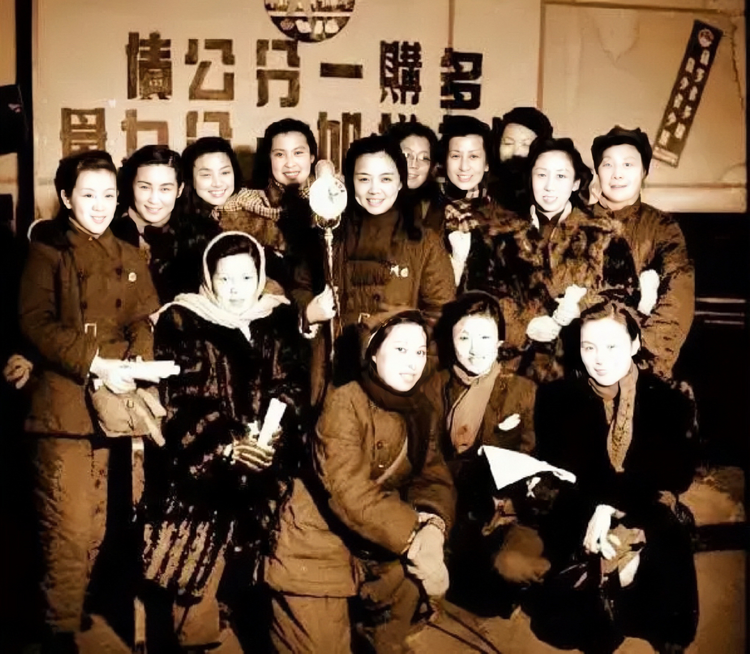 上世纪50年代,上影厂的女演员们的合照.