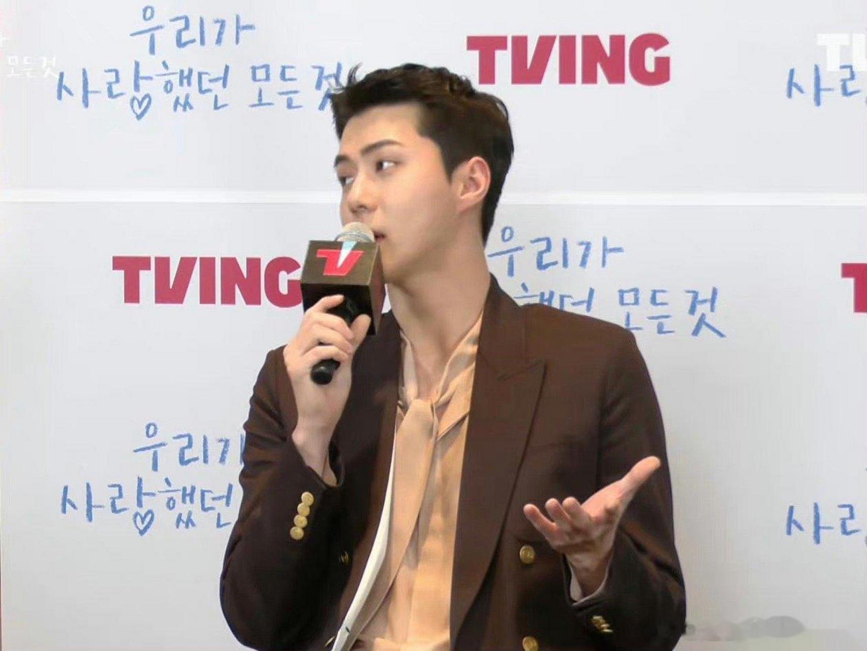 吴世勋为拍mv剪短头发#吴世勋寸头也太帅了吧,真的很难不爱