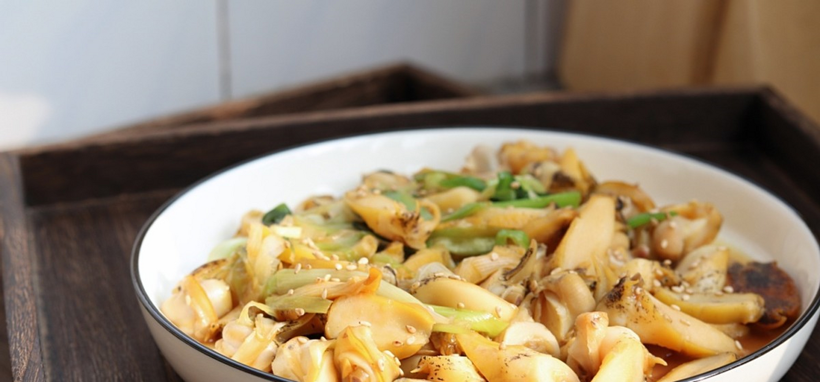 水泡蛾螺中含有丰富的维生素,蛋白质和钙.