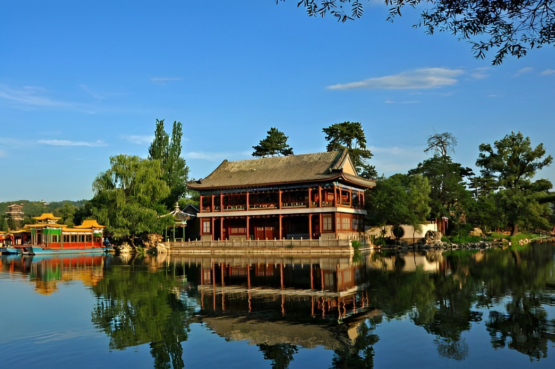 承德避暑山庄,曾是中国清朝皇帝的夏宫,是由皇帝宫室,皇家园林和宏伟