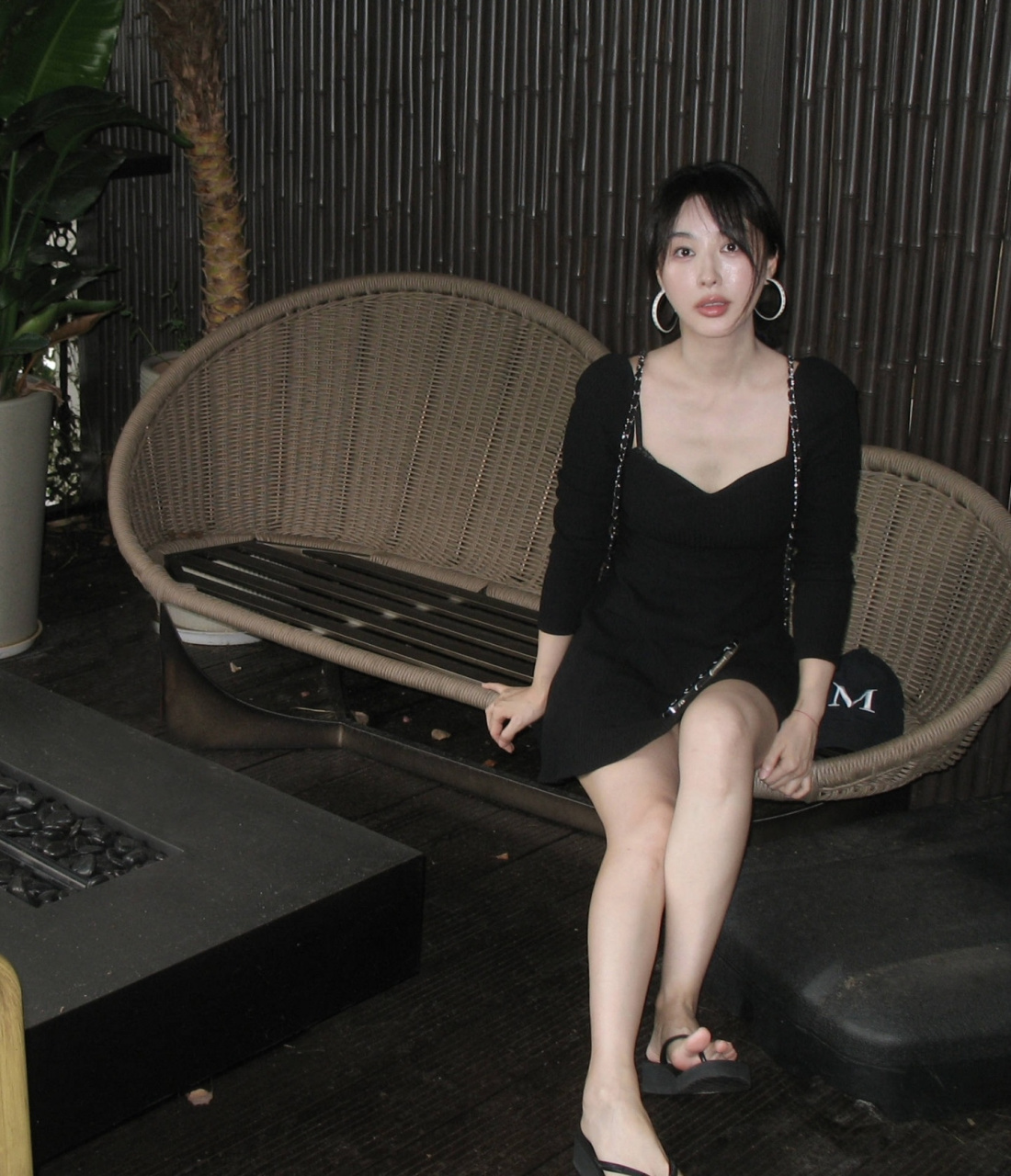 黄晓明前女友李菲儿晒自拍照片,白皙的衣服在昏暗的灯光下熠熠生辉,哪