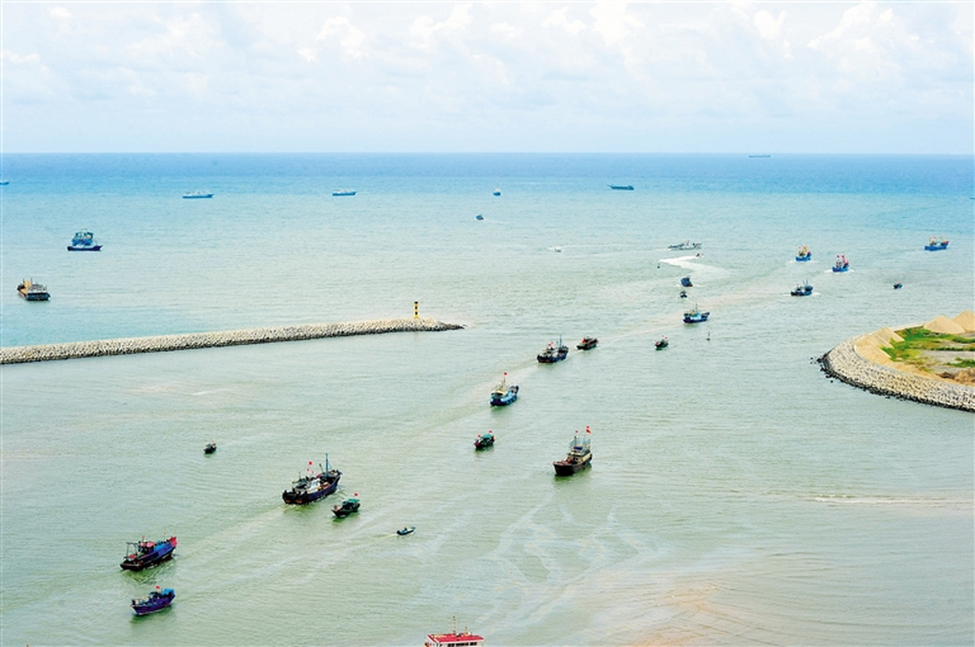 三亚崖州中心渔港,南海伏季休渔,竞发离港,开始新一轮的耕海牧渔.