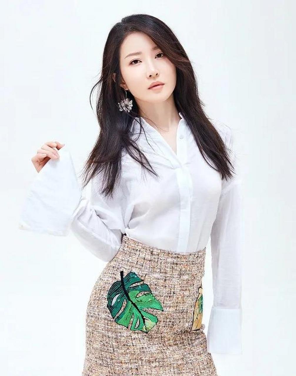 清纯甜美的女星周奕彤