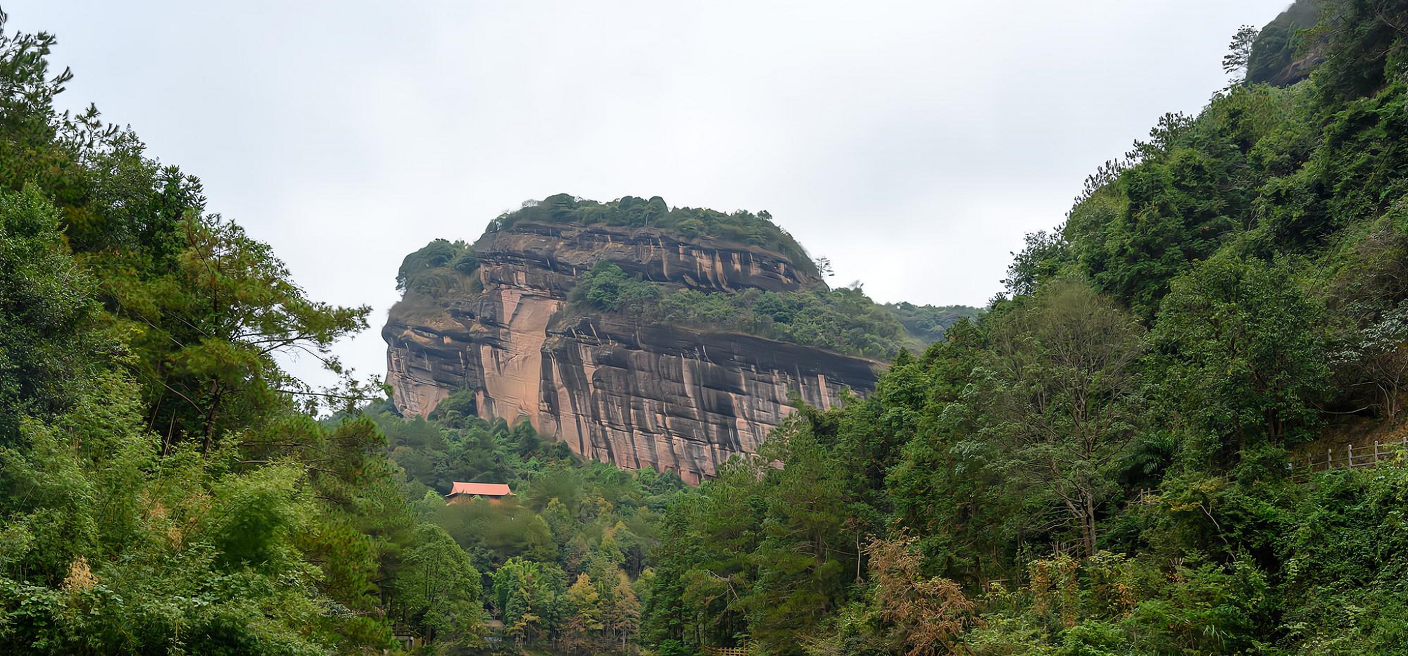 罗汉岩,坐落在瑞金市东北方向约公里处,为国家4a级旅游景区,从名字中