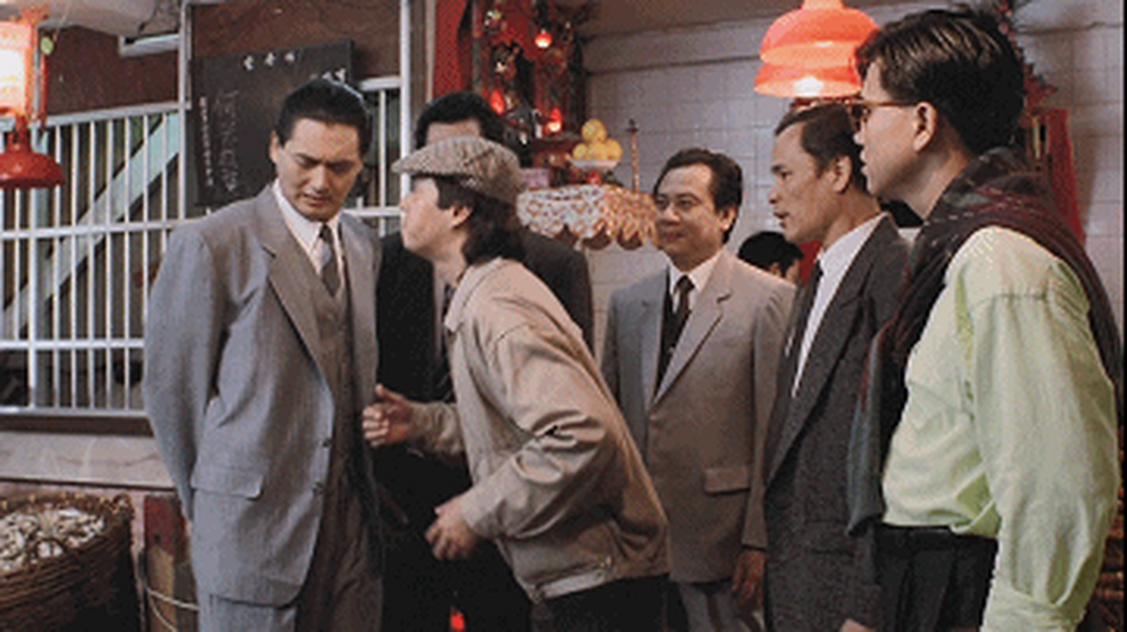 良仔不学无术,沉迷赌博,结果欠下一笔巨款.