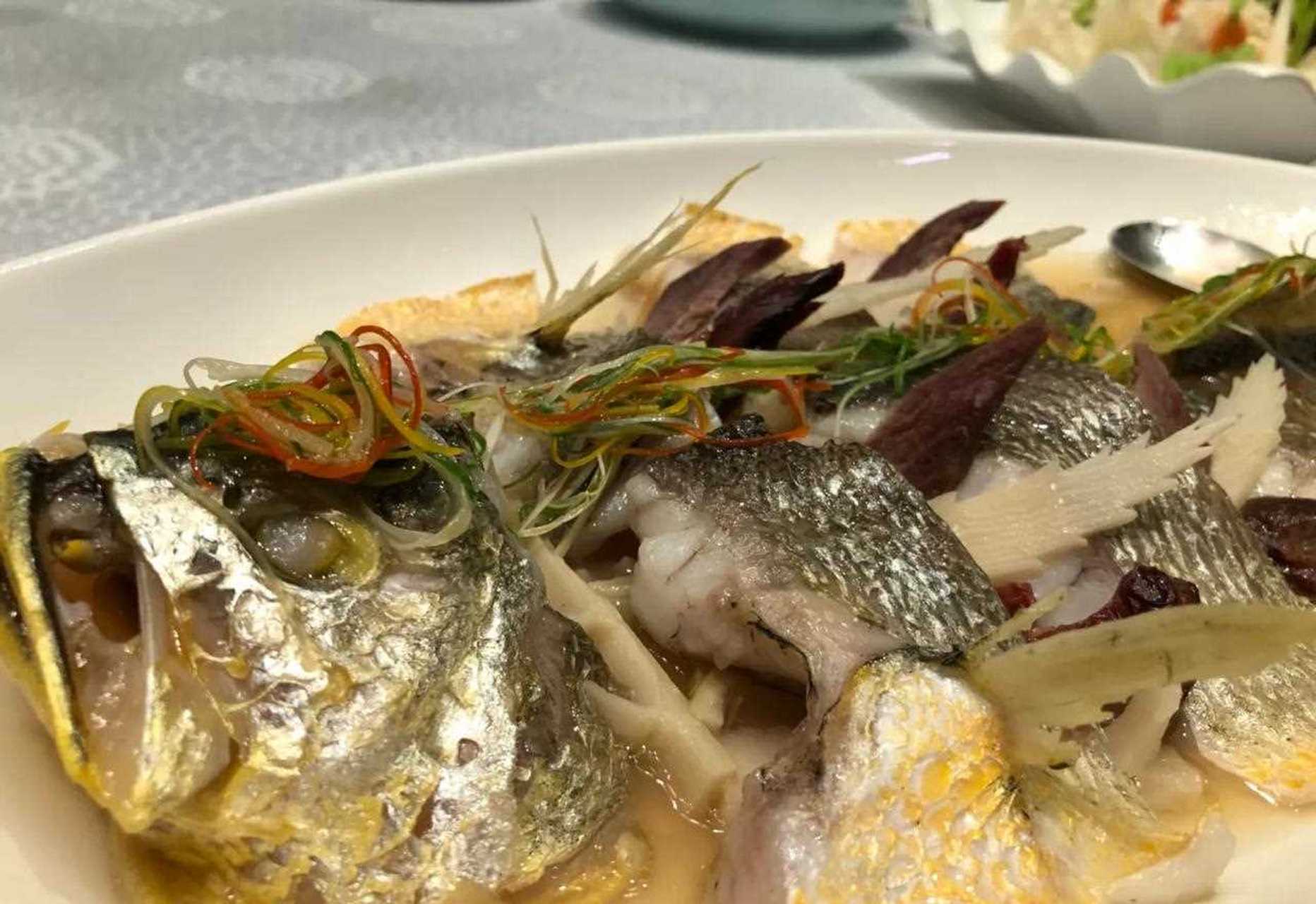 这道菜叫沉鱼落雁,大黄鱼配上熏鸭肉,好吃