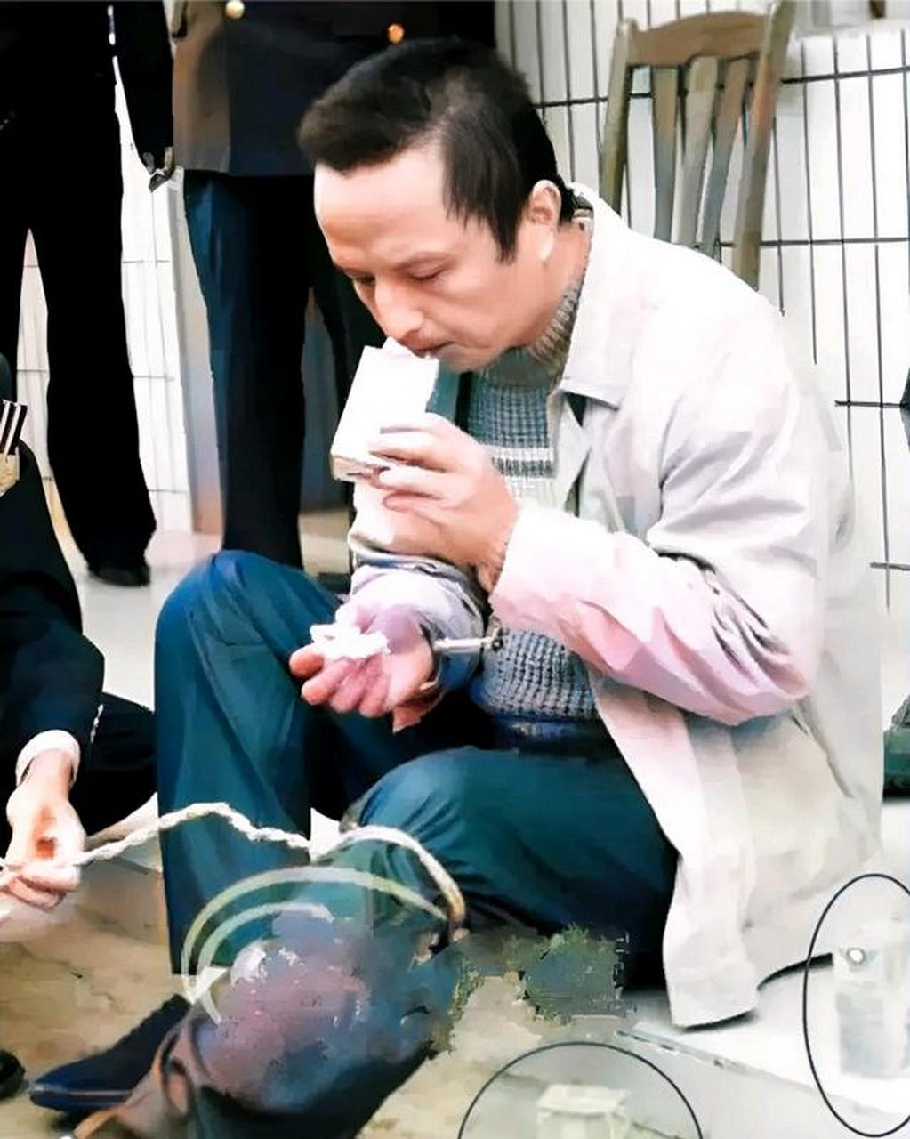 1990年代,某地看守所,一位将被押赴刑场的死刑犯,画面中,身旁的法警