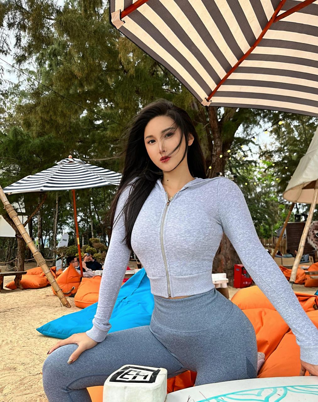 健身美女杜思琪,健美的好身材配上瑜伽裤,让人挪不开眼睛