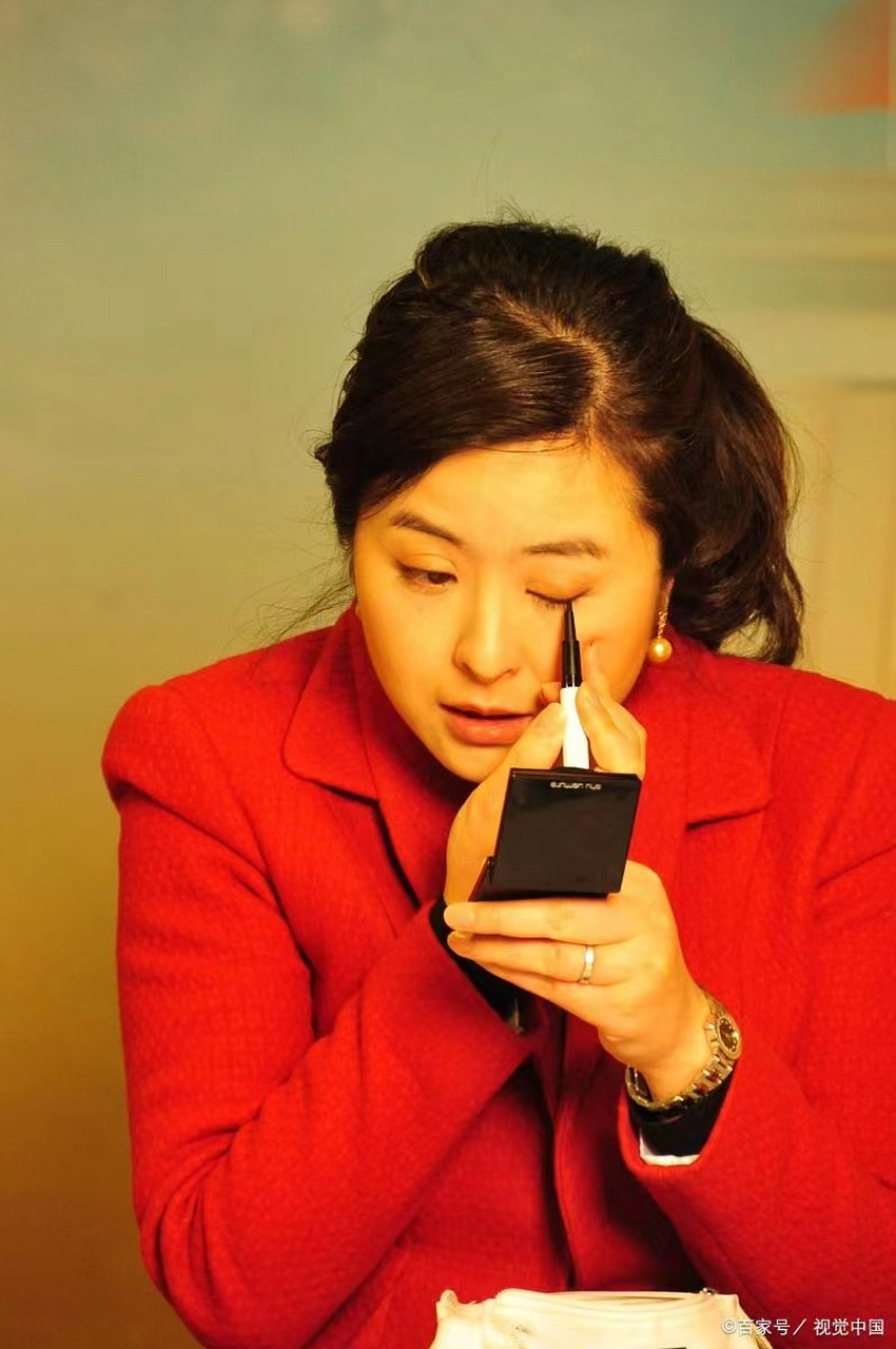 有网友说央视著名主持人张泉灵嫁给大18岁的老公就是看上他的钱.