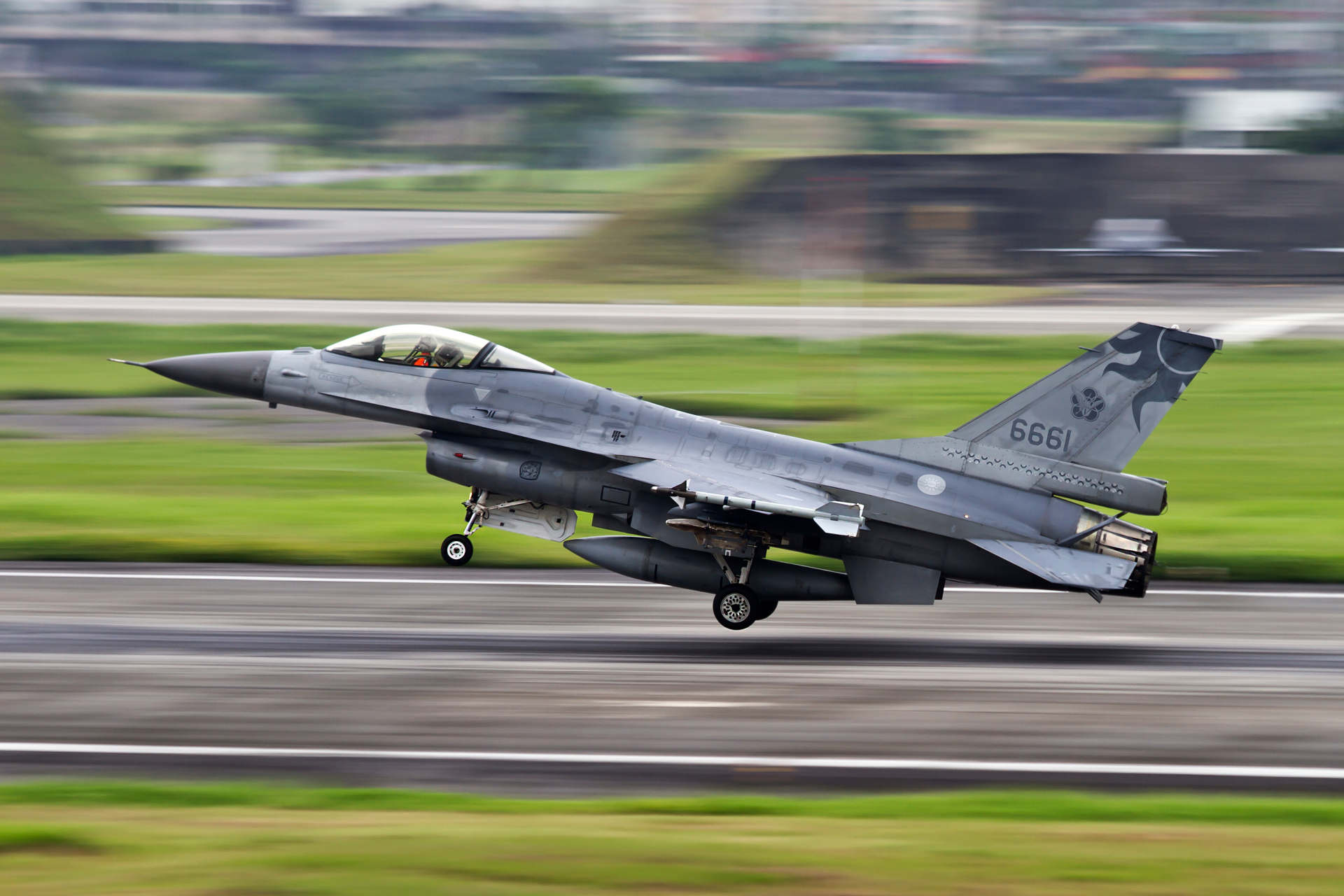 高分辨率图像# part 1 : 2013年7月花莲基地的台军f16a//b,垂尾涂装