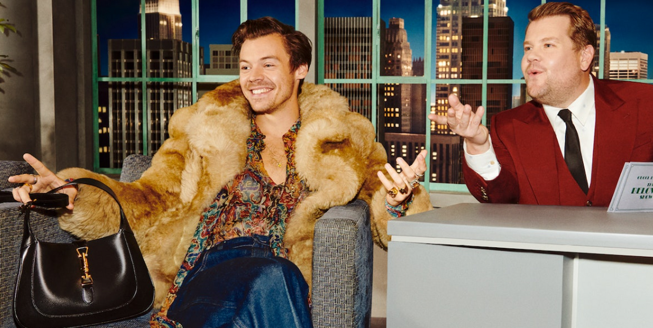 在哈里王子打断电视主持人的采访后,詹姆斯·柯登抢走了他的手机!