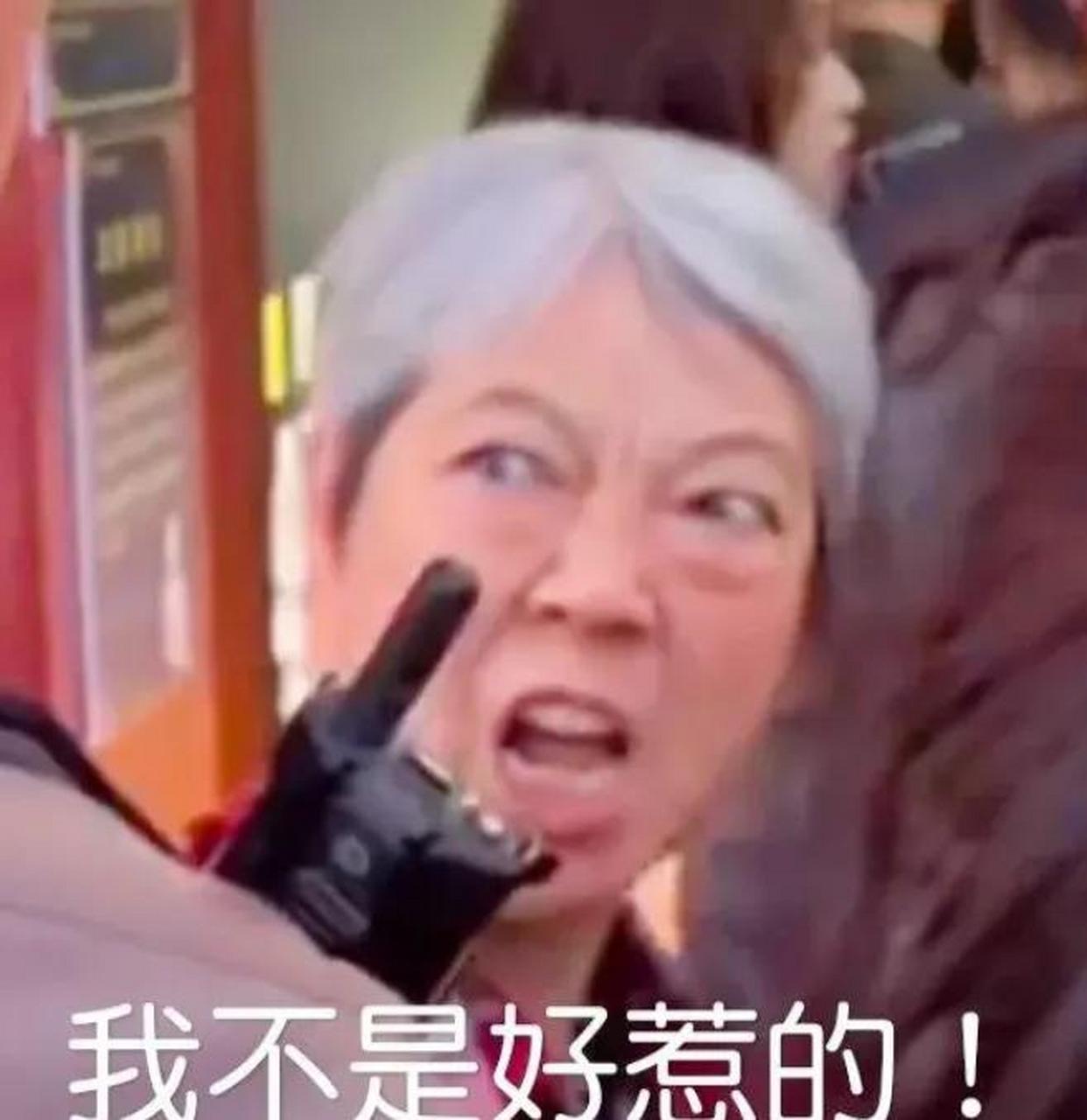 插队被小伙子阻止,好好解释,求得谅解,好好商量本不是一件大事.