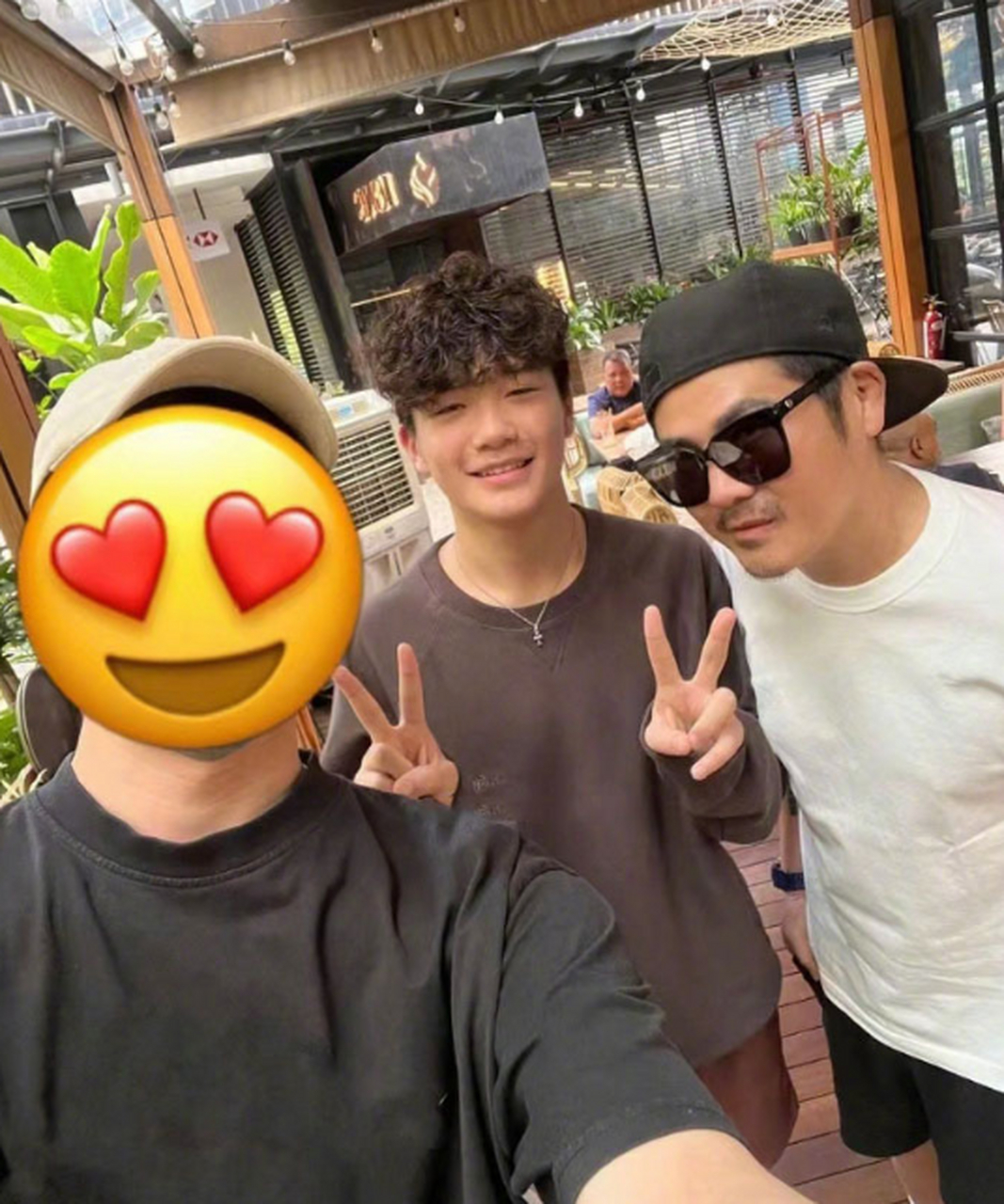 曹格的一双儿女晒近照了,14岁的儿子曹三丰身材高大,如今身高已经明显